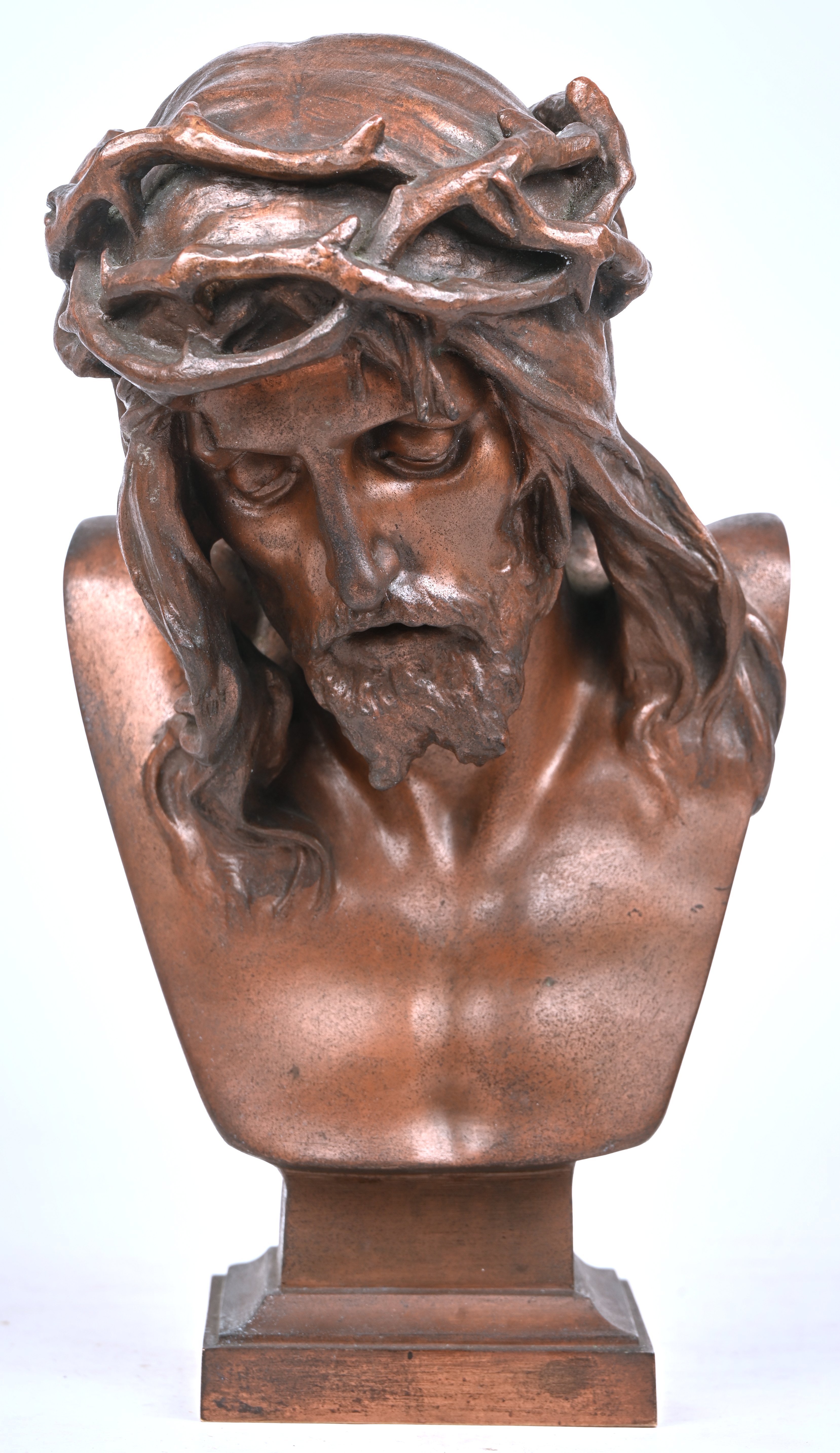 Een bronzen buste van Christus met doornen kroon. Achteraan gestempeld 267A Een bronzen buste van Christus met doornen kroon. Achteraan gestempeld 267A.