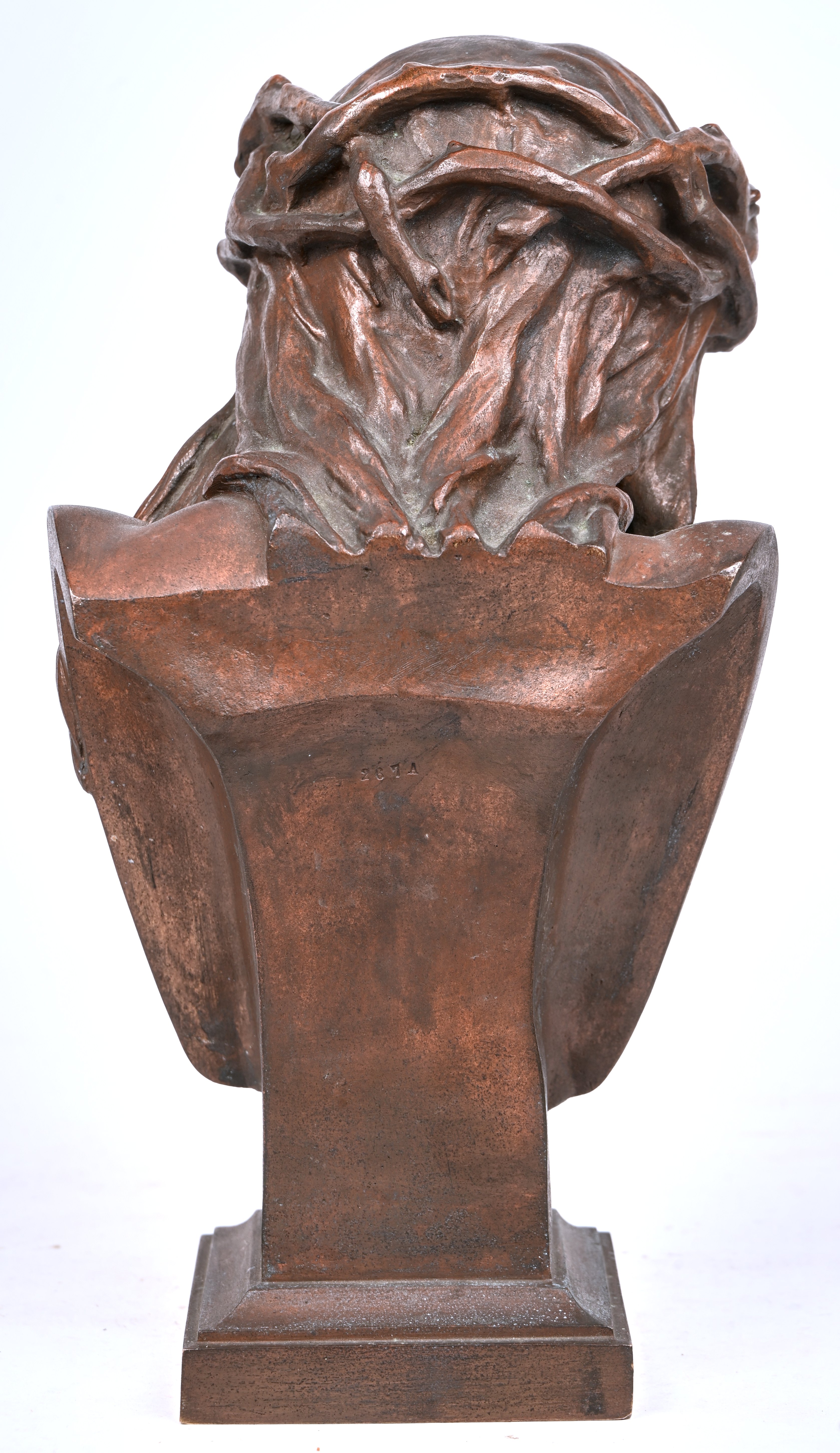 Een bronzen buste van Christus met doornen kroon. Achteraan gestempeld 267A Een bronzen buste van Christus met doornen kroon. Achteraan gestempeld 267A.