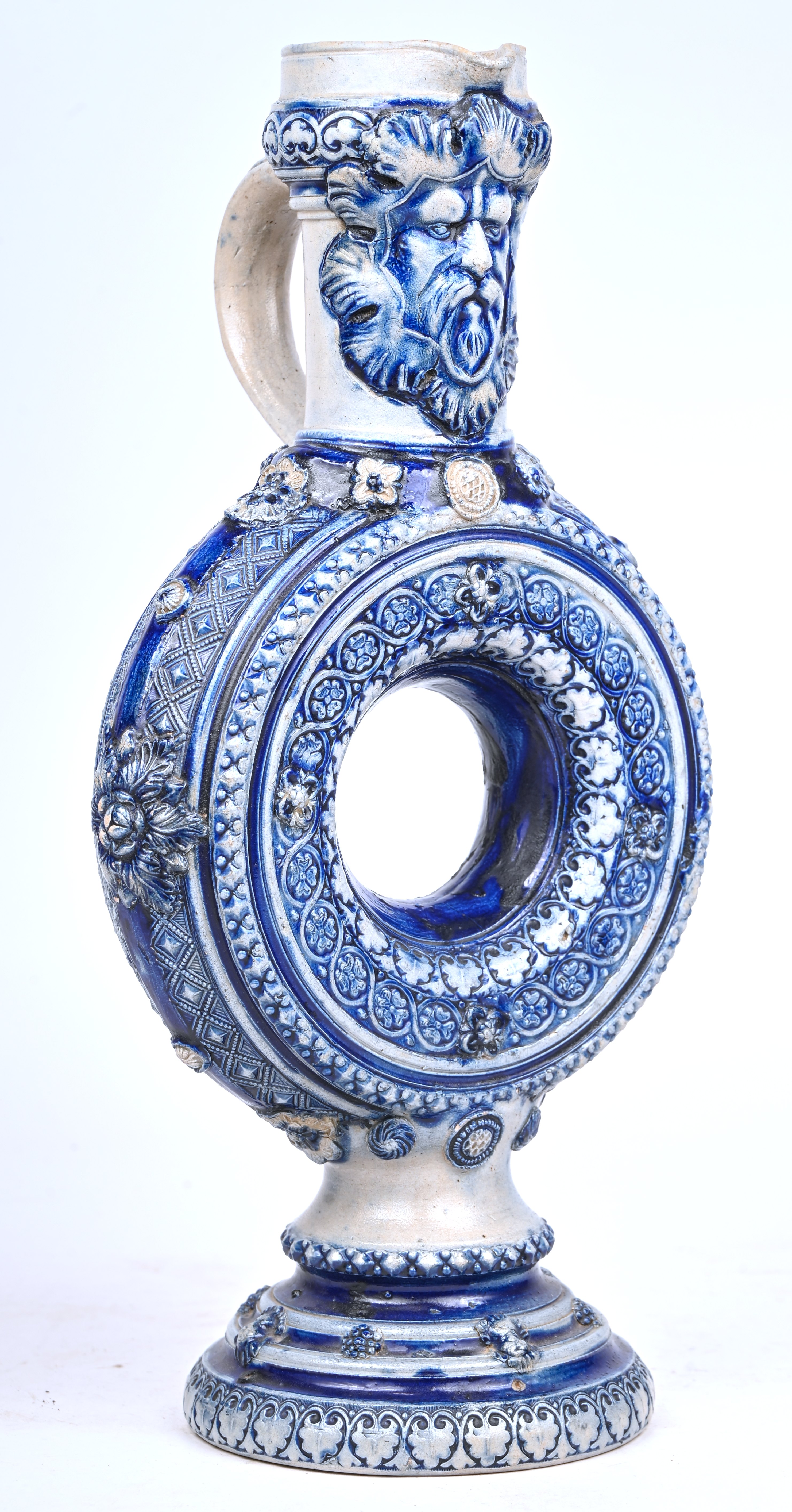 Een ringvormige Westerwald kruik, in Duits renaiscance stijl. Medio 1900 Een ringvormige Westerwald kruik, in Duits renaiscance stijl. Medio 1900.