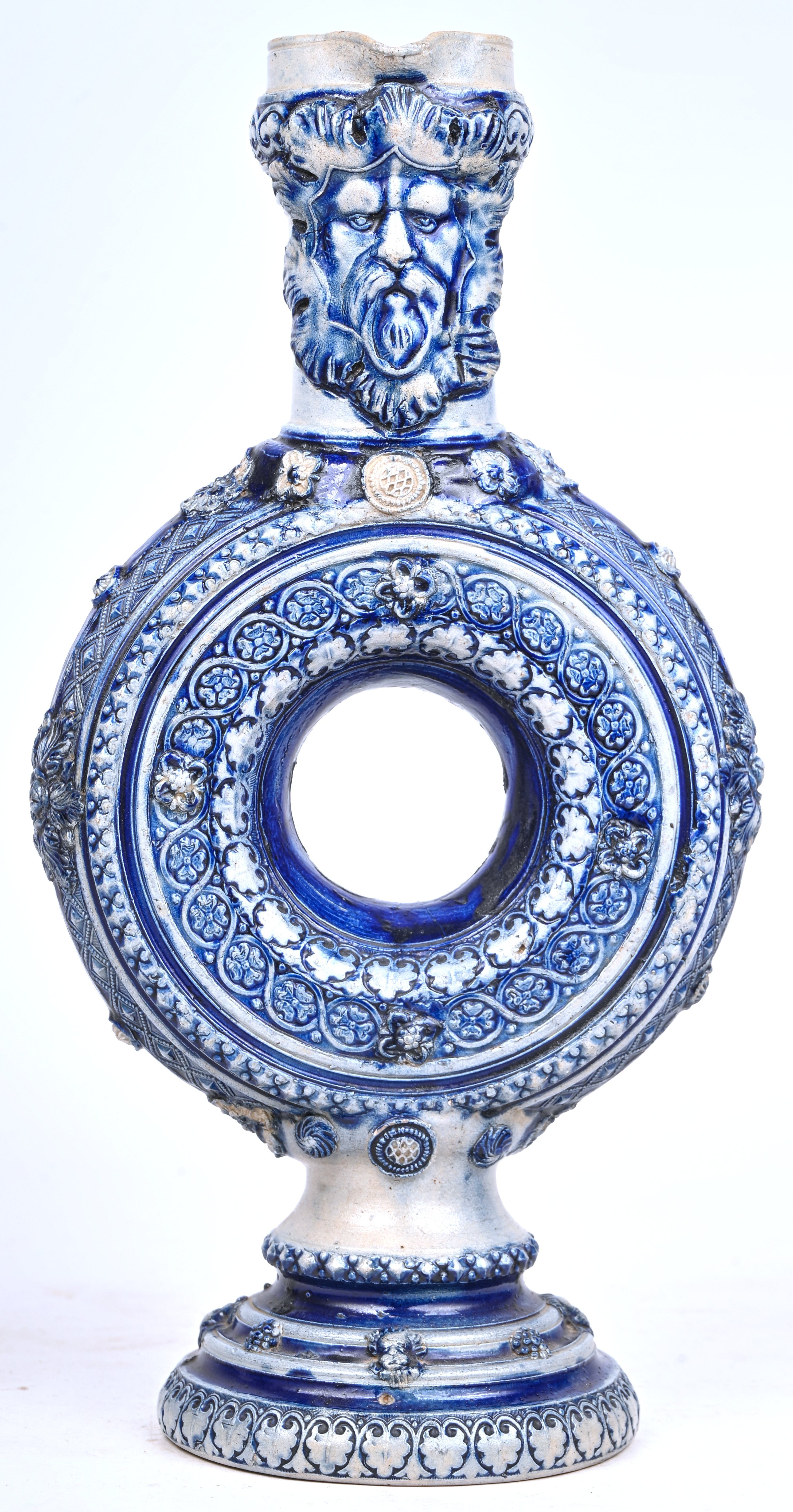 Een ringvormige Westerwald kruik, in Duits renaiscance stijl. Medio 1900 Een ringvormige Westerwald kruik, in Duits renaiscance stijl. Medio 1900.