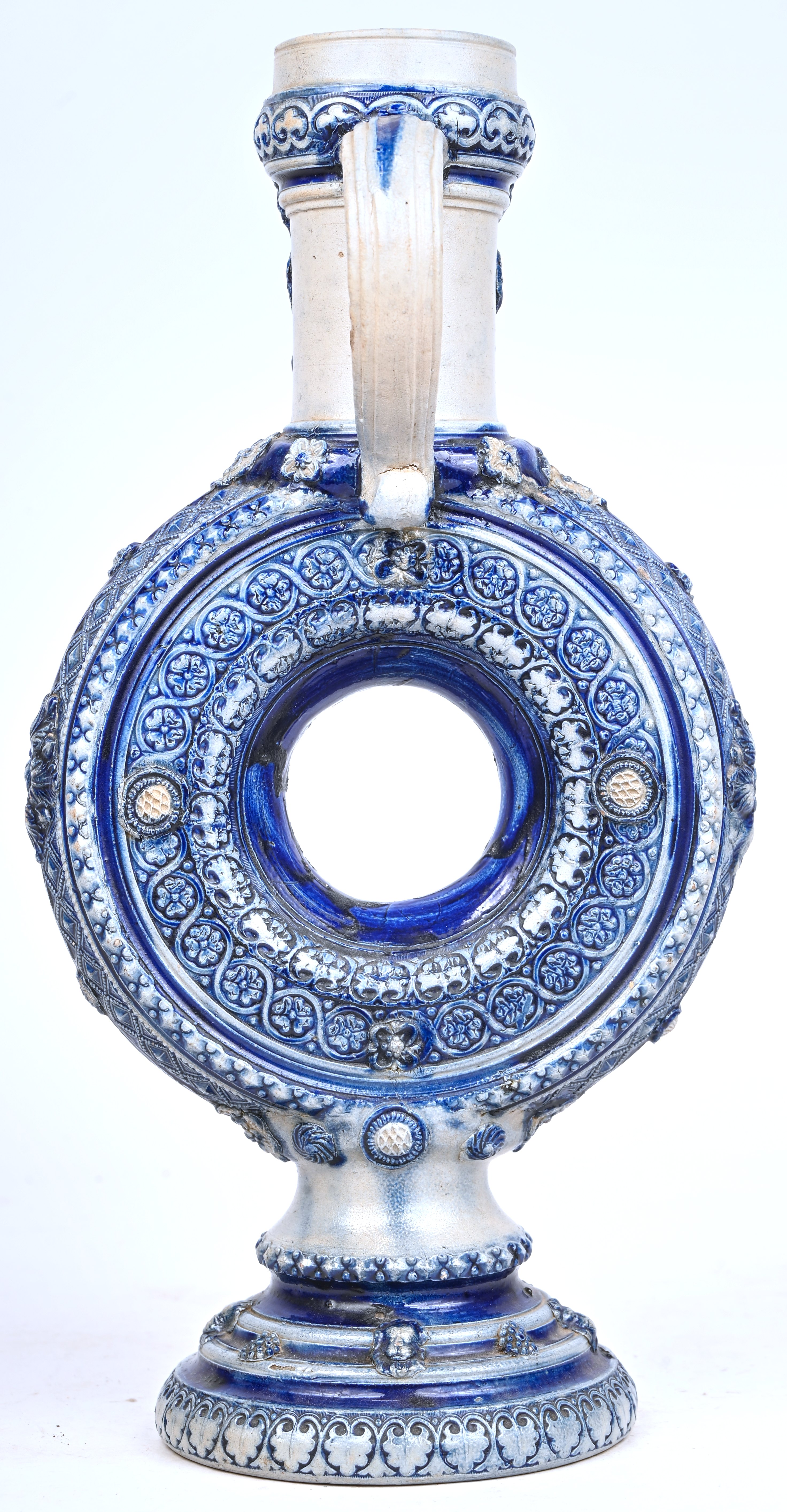 Een ringvormige Westerwald kruik, in Duits renaiscance stijl. Medio 1900 Een ringvormige Westerwald kruik, in Duits renaiscance stijl. Medio 1900.