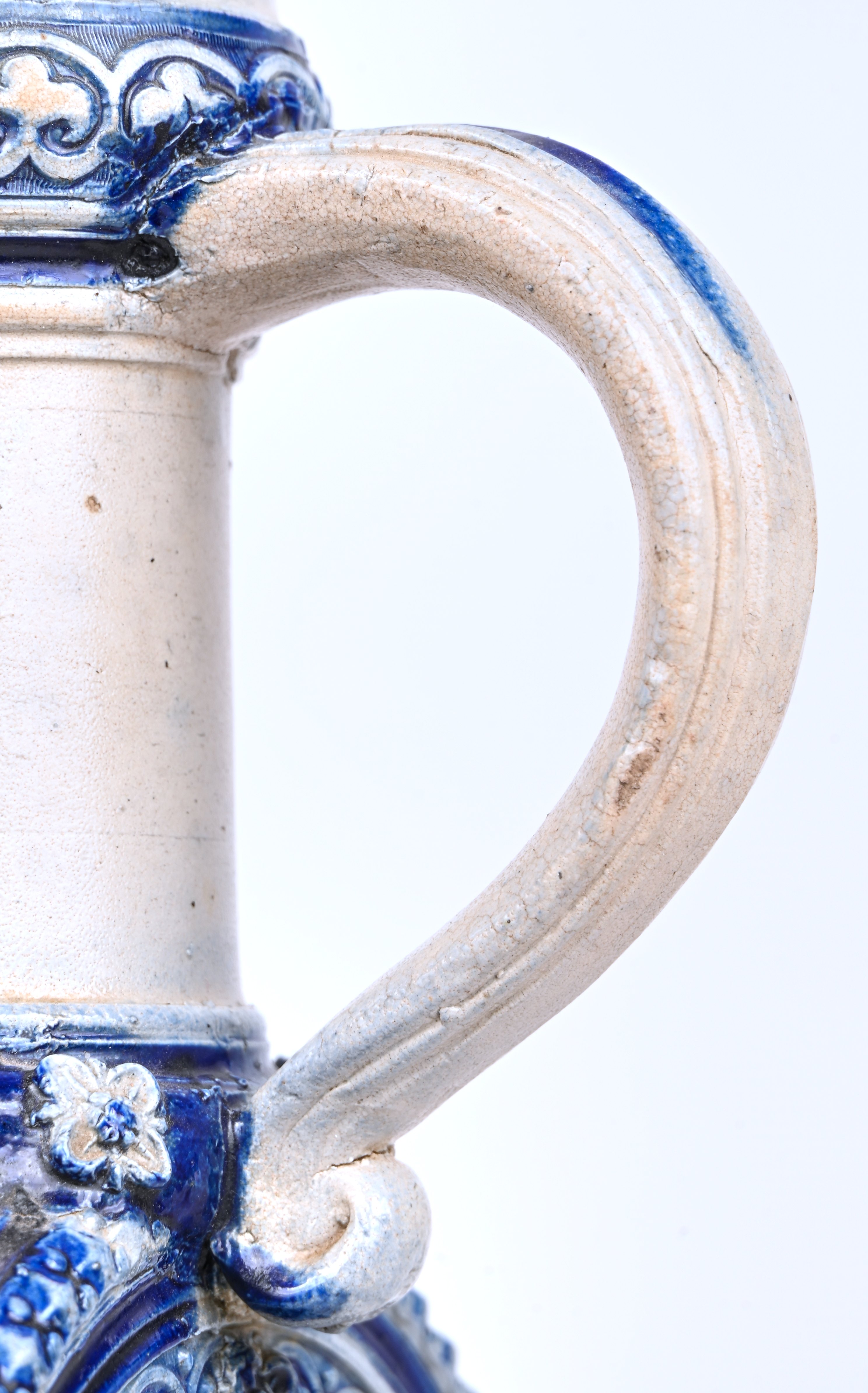 Een ringvormige Westerwald kruik, in Duits renaiscance stijl. Medio 1900 Een ringvormige Westerwald kruik, in Duits renaiscance stijl. Medio 1900.