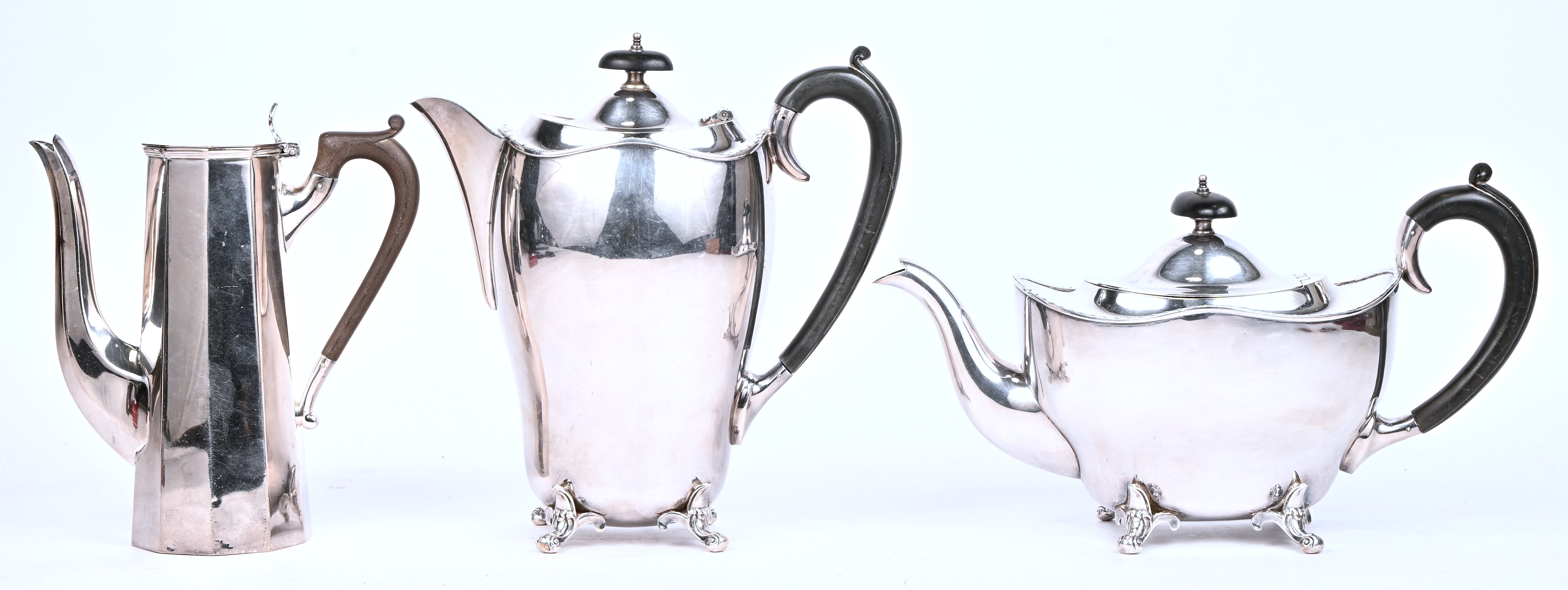 Een verzilverde koffie en theepot. Gemerkt EPNS. Toegevoegd een verzilverde chololadekan, gemerkt Mappin & Webbs Een verzilverde koffie en theepot. Gemerkt EPNS. Toegevoegd een verzilverde chololadekan, gemerkt Mappin & Webbs.