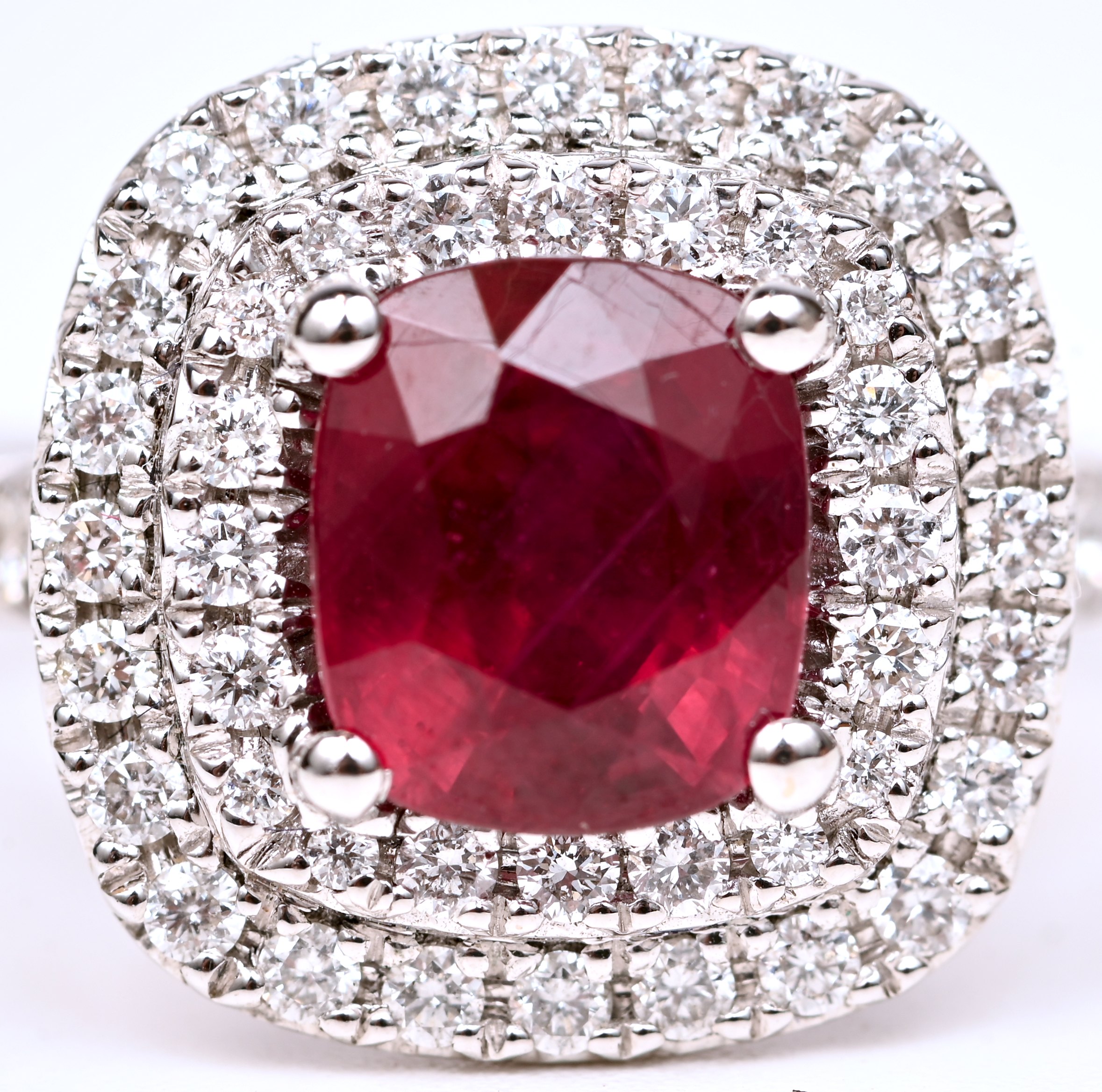 Een 18 kt witgouden ring bezet met briljanten met een gezamenlik gewicht van +- 0,72 ct. en een centrale robijn van +- 3 ct Een 18 kt witgouden ring bezet met briljanten met een gezamenlik gewicht van +- 0,72 ct. en een centrale robijn van +- 3 ct.