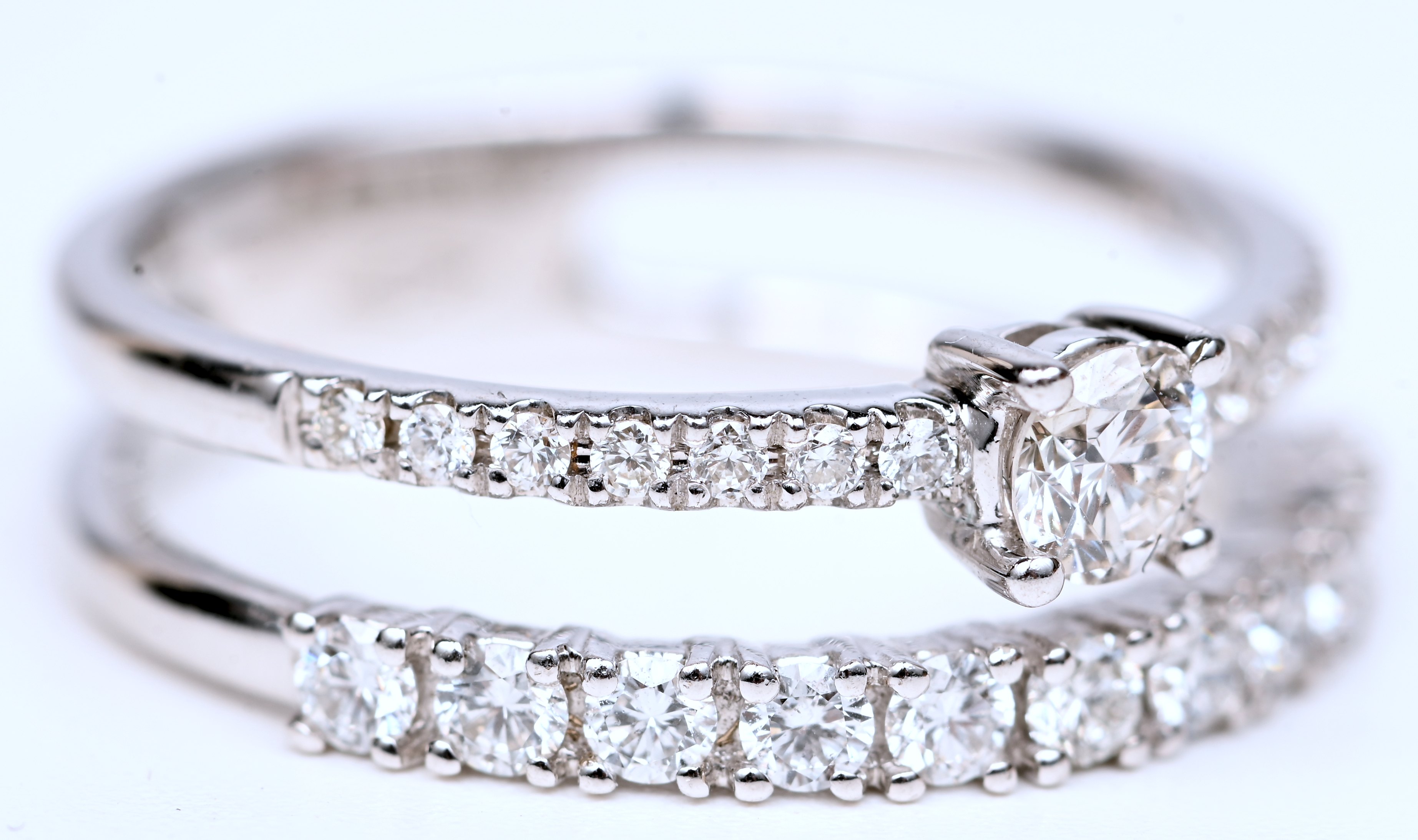 Een 18 kt witgouden ring bezet met briljanten met een gezamenlik gewicht van +- 0,76 ct Een 18 kt witgouden ring bezet met briljanten met een gezamenlik gewicht van +- 0,76 ct.