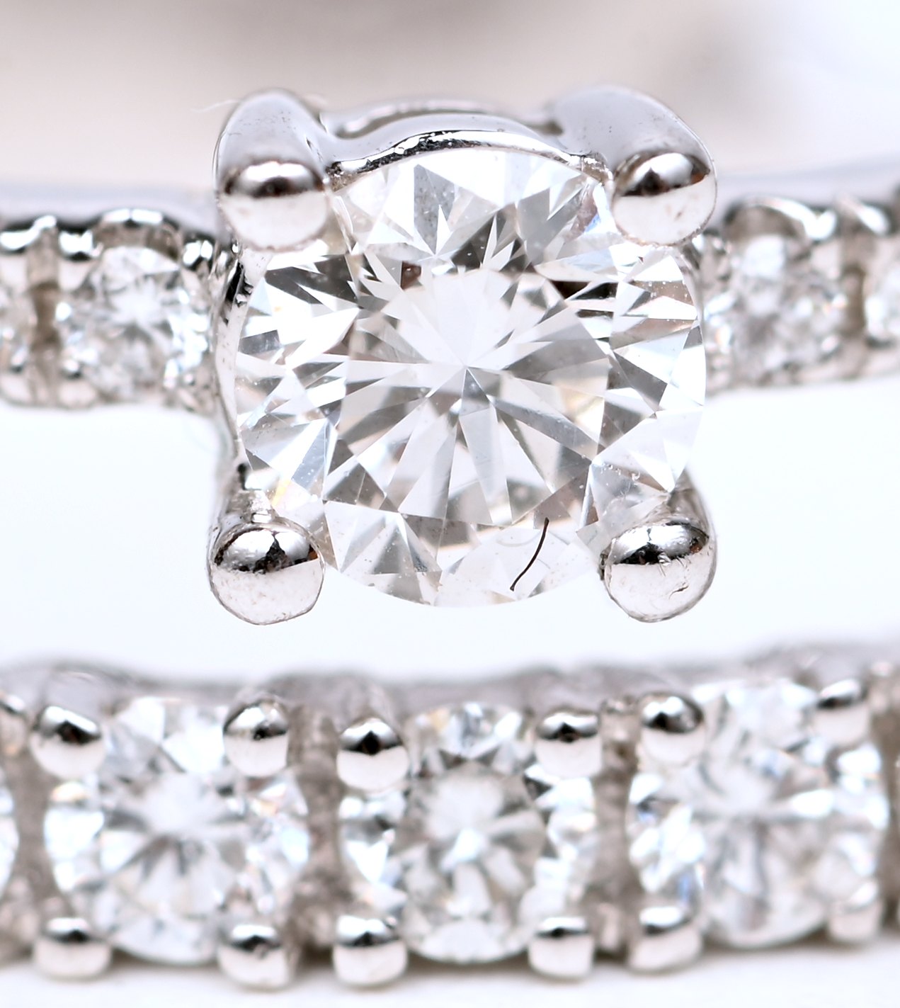 Een 18 kt witgouden ring bezet met briljanten met een gezamenlik gewicht van +- 0,76 ct Een 18 kt witgouden ring bezet met briljanten met een gezamenlik gewicht van +- 0,76 ct.