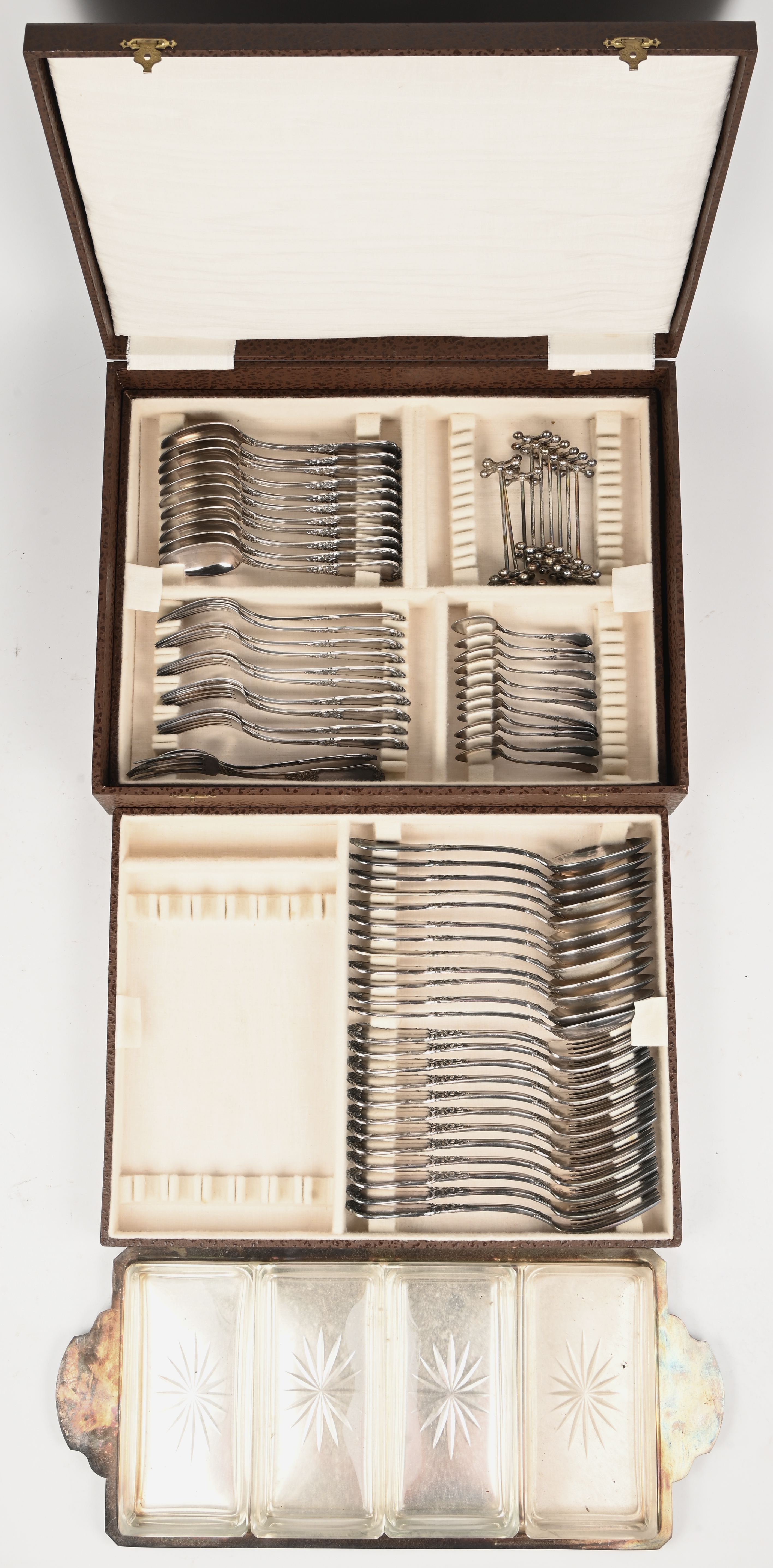 Een groot lot Wiskemann verzilverd bestek. Set messen uit couvert manco Een groot lot Wiskemann verzilverd bestek. Set messen uit couvert manco.