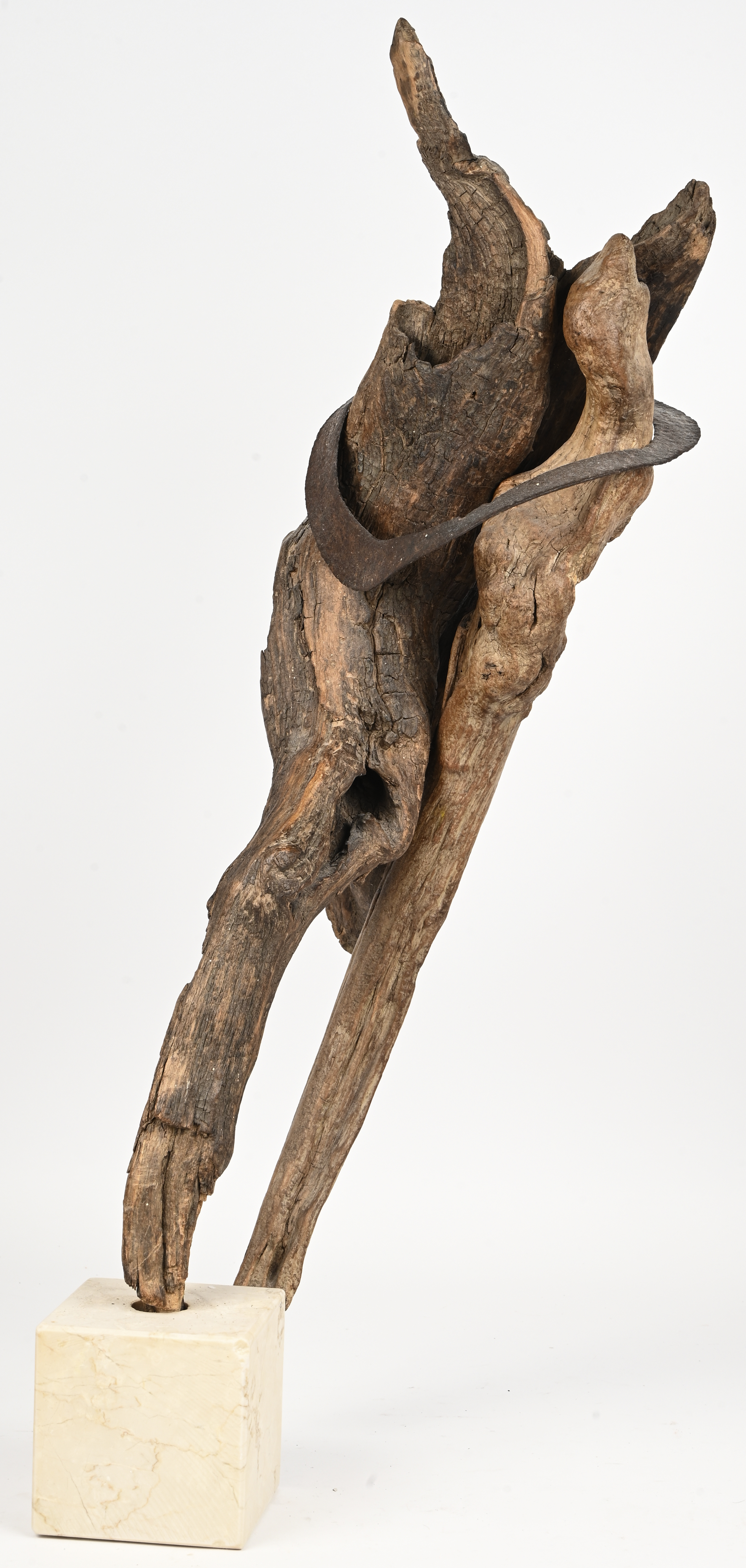 “Abstracte figuren van hout, met metaal.” Sculptuur “Abstracte figuren van hout, met metaal.” Sculptuur.