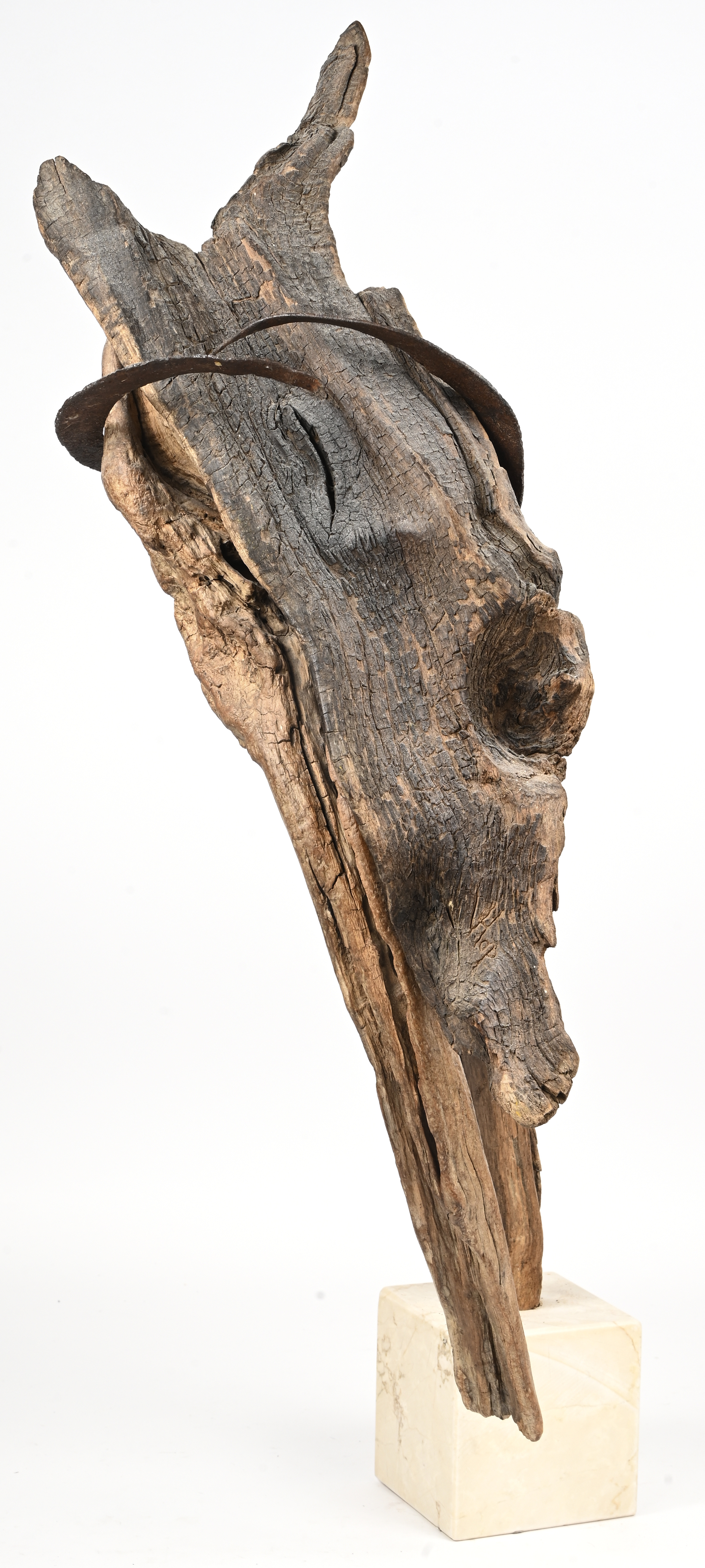 “Abstracte figuren van hout, met metaal.” Sculptuur “Abstracte figuren van hout, met metaal.” Sculptuur.