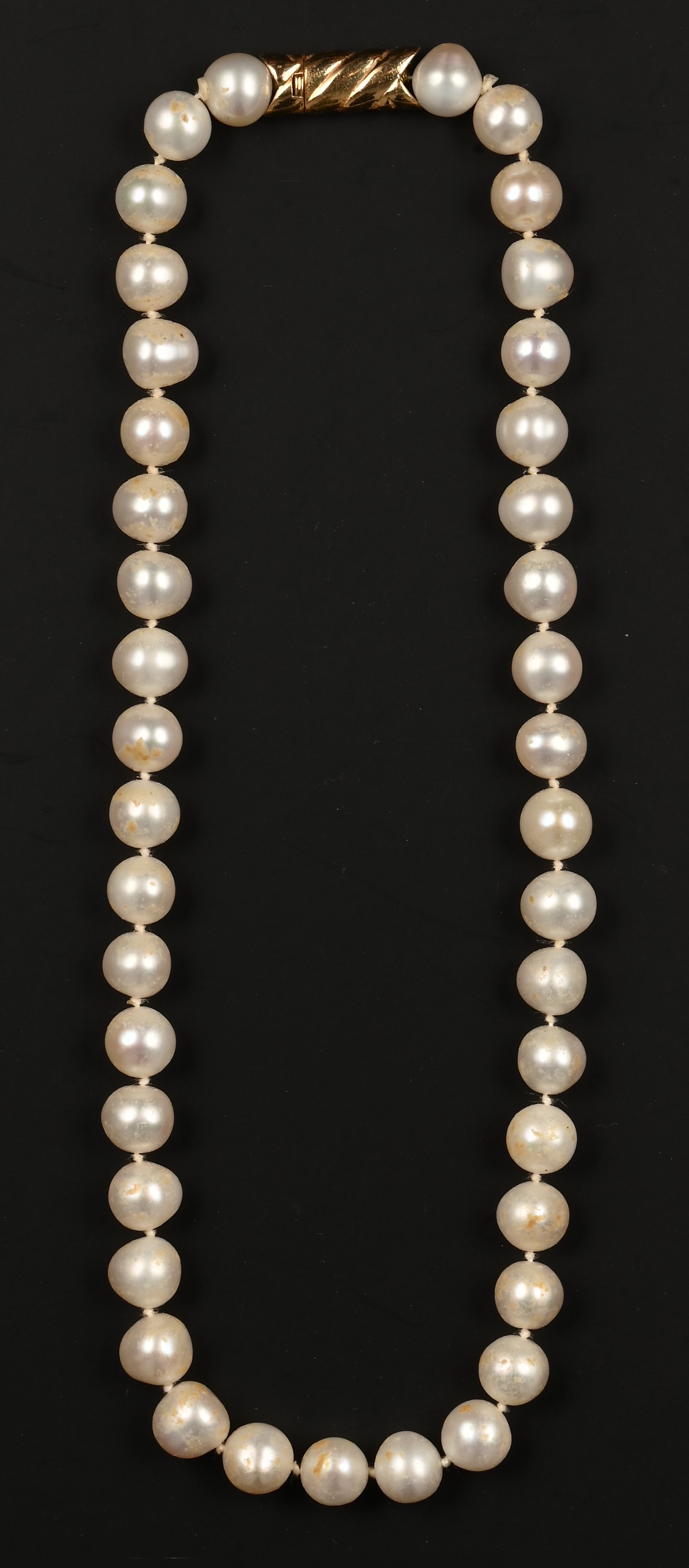 Een parelhalssnoer met 18 kt geelgouden slot Een parelhalssnoer met 18 kt geelgouden slot.