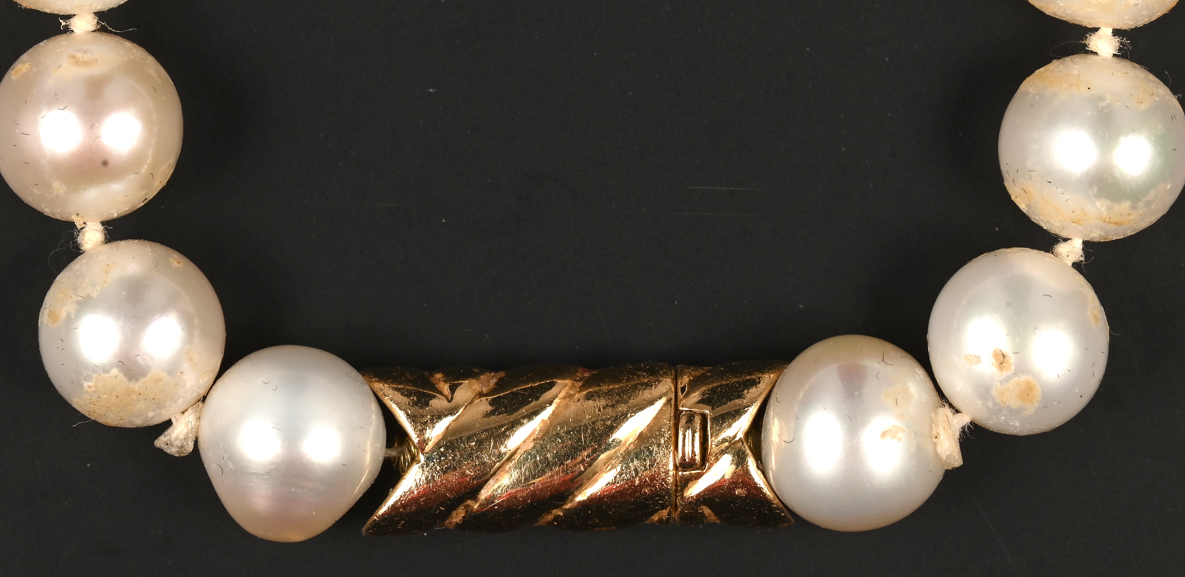 Een parelhalssnoer met 18 kt geelgouden slot Een parelhalssnoer met 18 kt geelgouden slot.