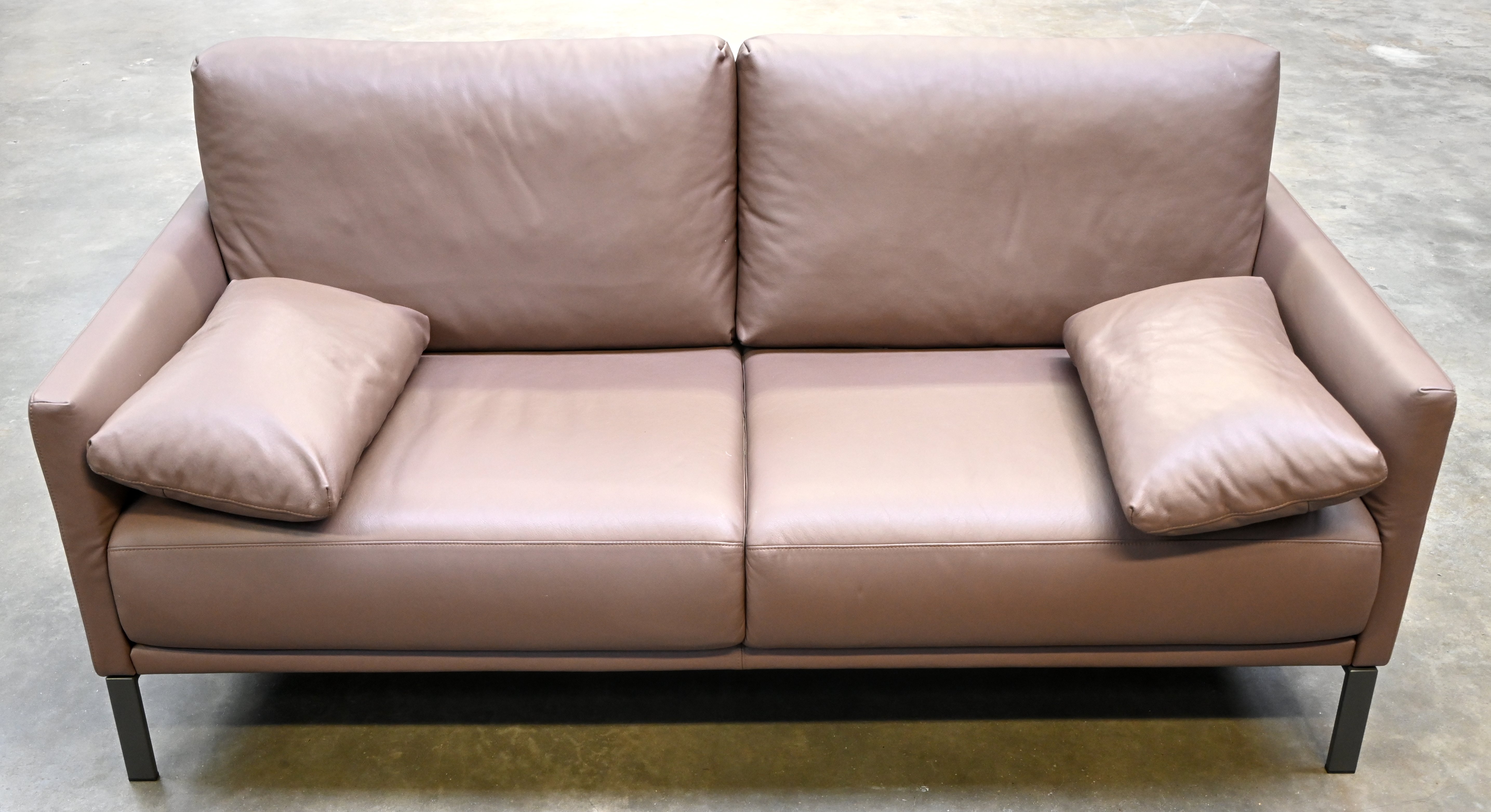 Een lederen design sofa, 2.5-zit model Cara voor Rolf Benz, met verstelbare armleuningen. In nieuwstaat Een lederen design sofa, 2.5-zit model Cara voor Rolf Benz, met verstelbare armleuningen. In nieuwstaat.