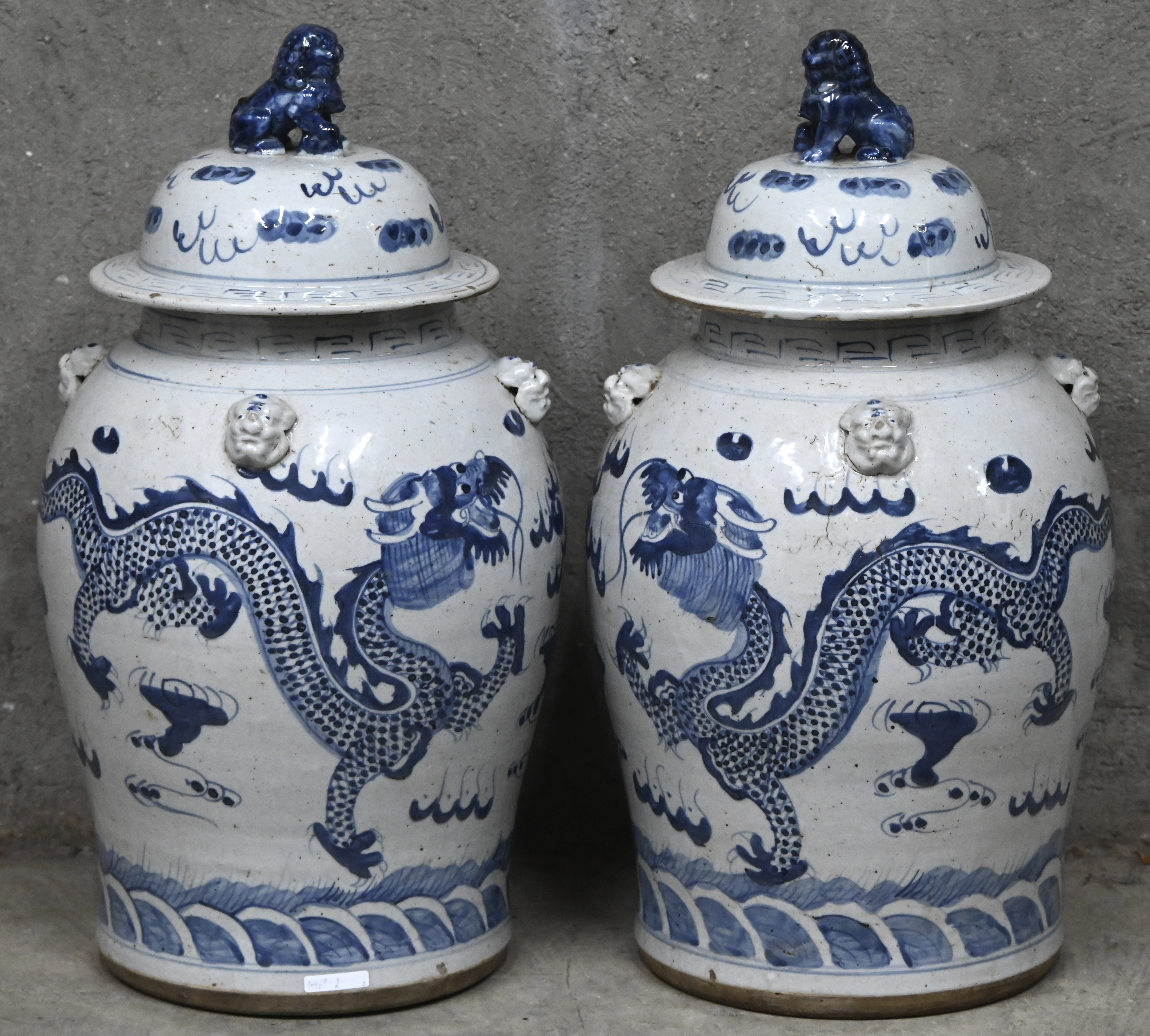 Een paar grote dekselvazen van blauw-wit geglazuurd Chinees aardewerk. Met een decor van draken Een paar grote dekselvazen van blauw-wit geglazuurd Chinees aardewerk. Met een decor van draken.