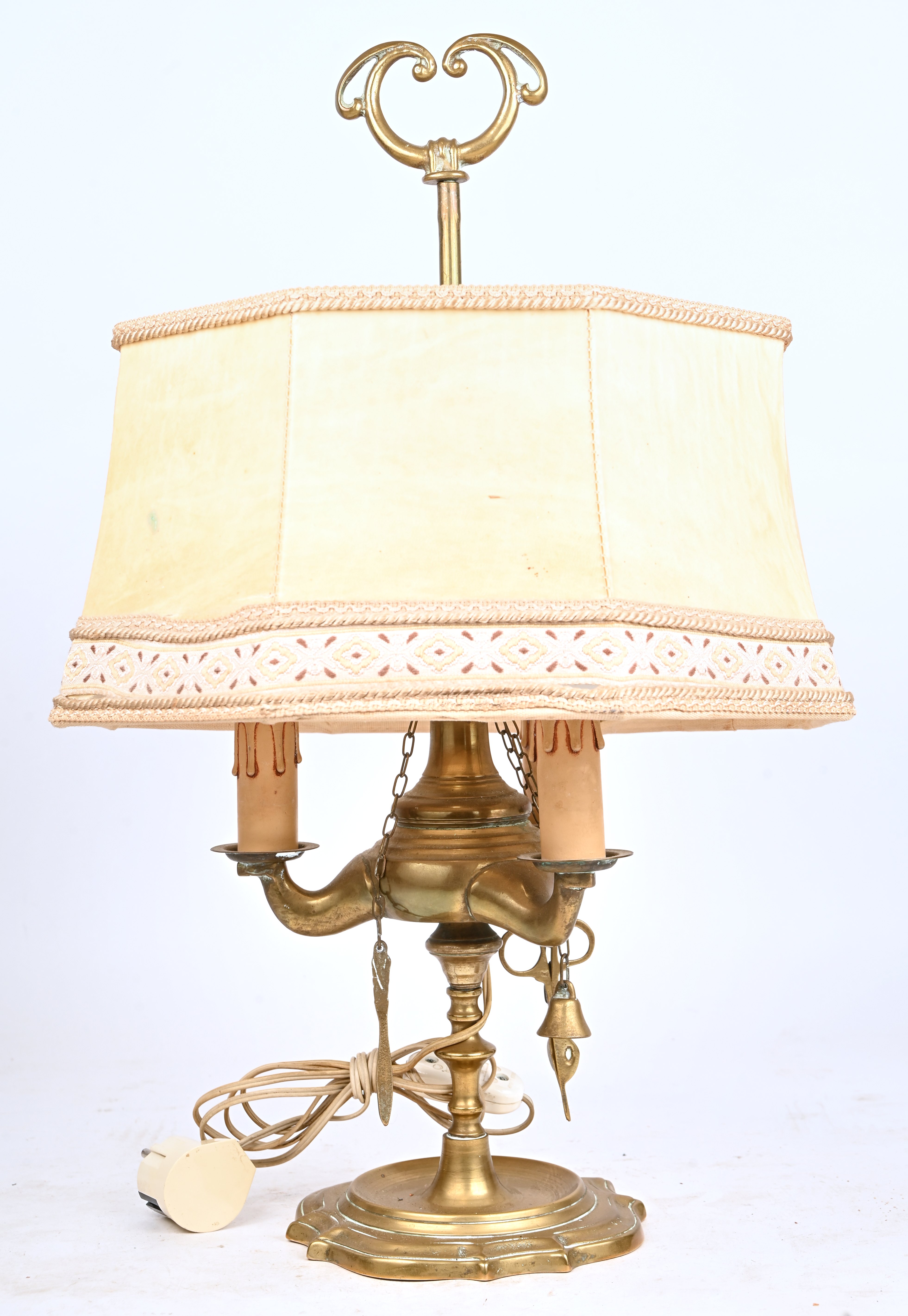 Een tafellamp ùet lessing olielamp als voet Een tafellamp ùet lessing olielamp als voet.