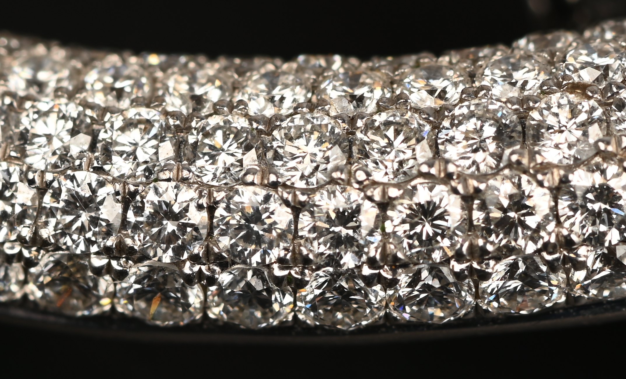 Een 18 karaats witgouden schakelarmband bezet met briljanten met een gezamenlijk gewicht van +- 18,01 ct. en zwarte diamanten met een gezamenlijk gewicht van +- 20,32 ct. Met certificaat Een 18 karaats witgouden schakelarmband bezet met briljanten met een gezamenlijk gewicht van +- 18,01 ct. en zwarte diamanten met een gezamenlijk gewicht van +- 20,32 ct. Met certificaat.