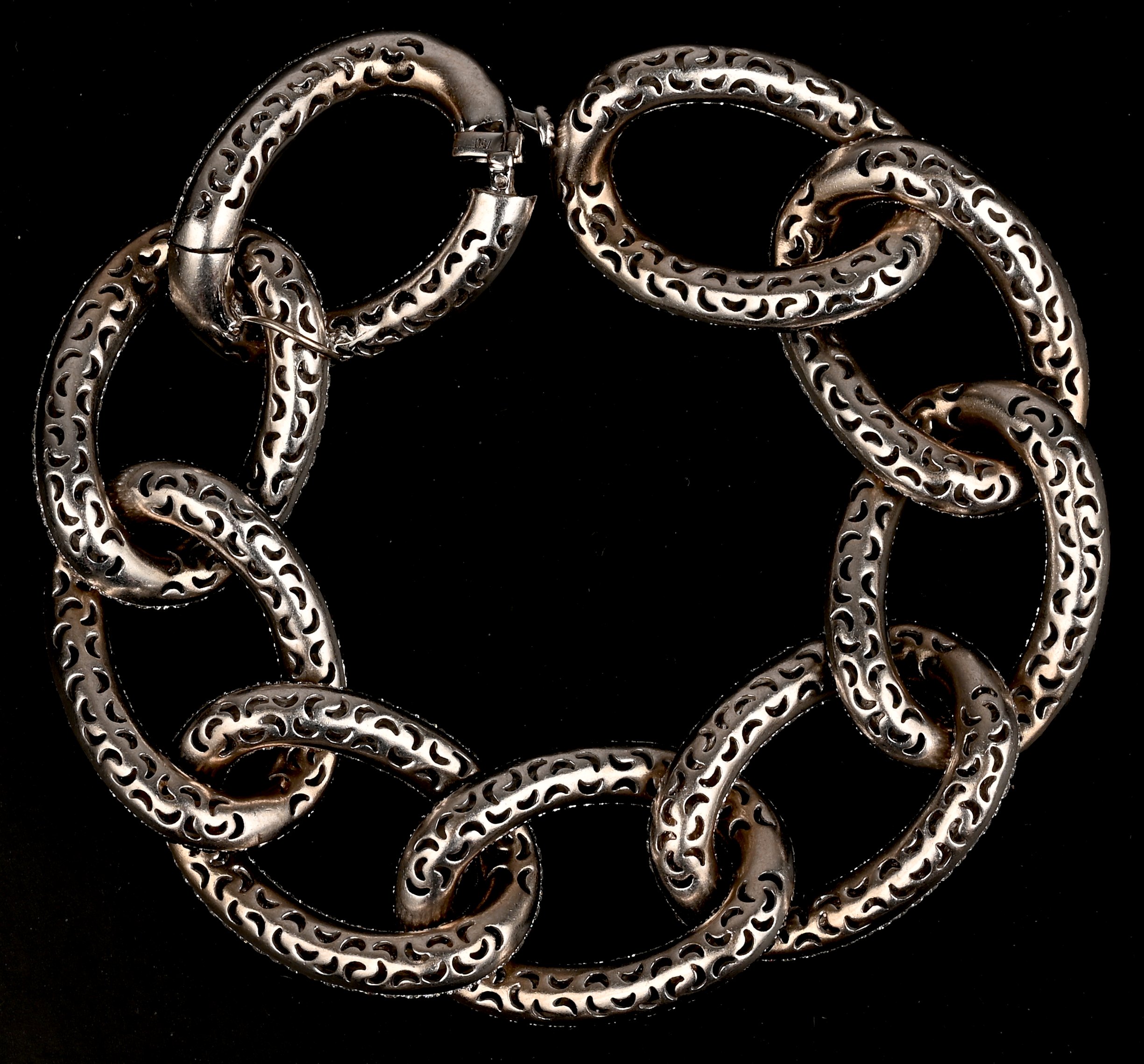 Een 18 karaats witgouden schakelarmband bezet met briljanten met een gezamenlijk gewicht van +- 18,01 ct. en zwarte diamanten met een gezamenlijk gewicht van +- 20,32 ct. Met certificaat Een 18 karaats witgouden schakelarmband bezet met briljanten met een gezamenlijk gewicht van +- 18,01 ct. en zwarte diamanten met een gezamenlijk gewicht van +- 20,32 ct. Met certificaat.