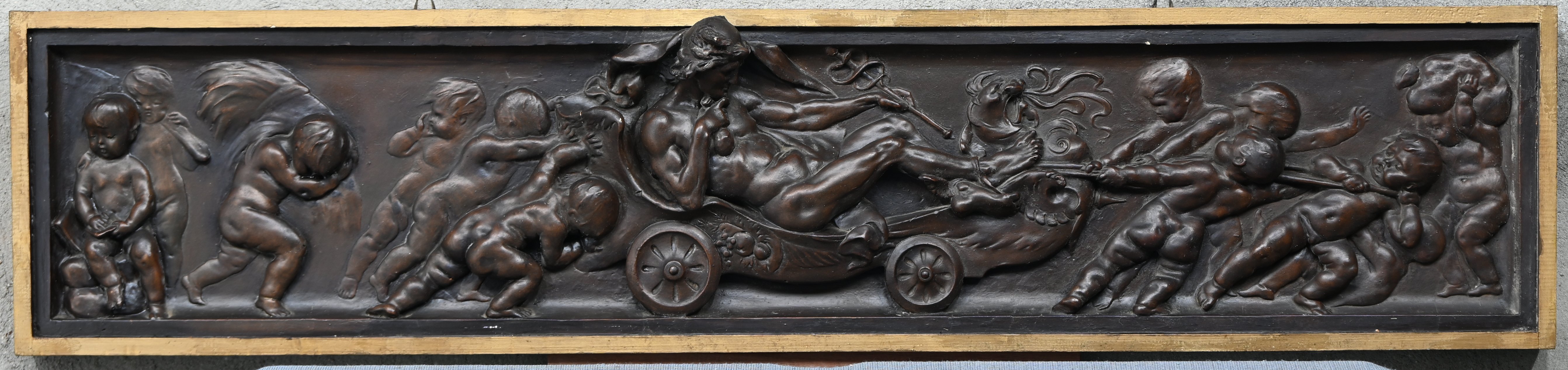 “De triomf van Bacchus”, een plaasteren bas-reliëf in verguld houten kader “De triomf van Bacchus”, een plaasteren bas-reliëf in verguld houten kader.