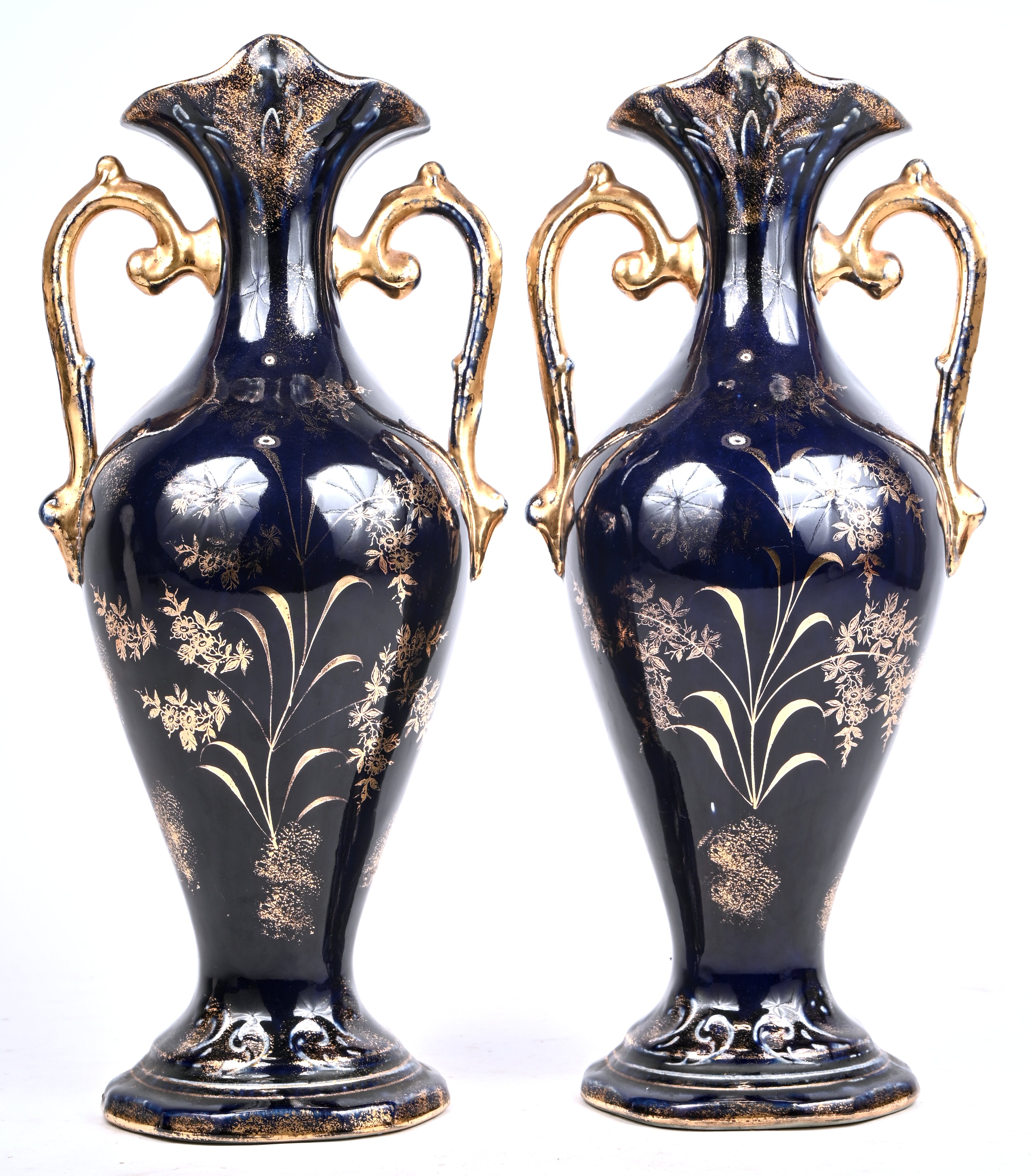 Een paar kobaltblauwe aardewerken vazen, versierd met romantische scènes in uitsparingen. Met twee vergulde oren Een paar kobaltblauwe aardewerken vazen, versierd met romantische scènes in uitsparingen. Met twee vergulde oren.