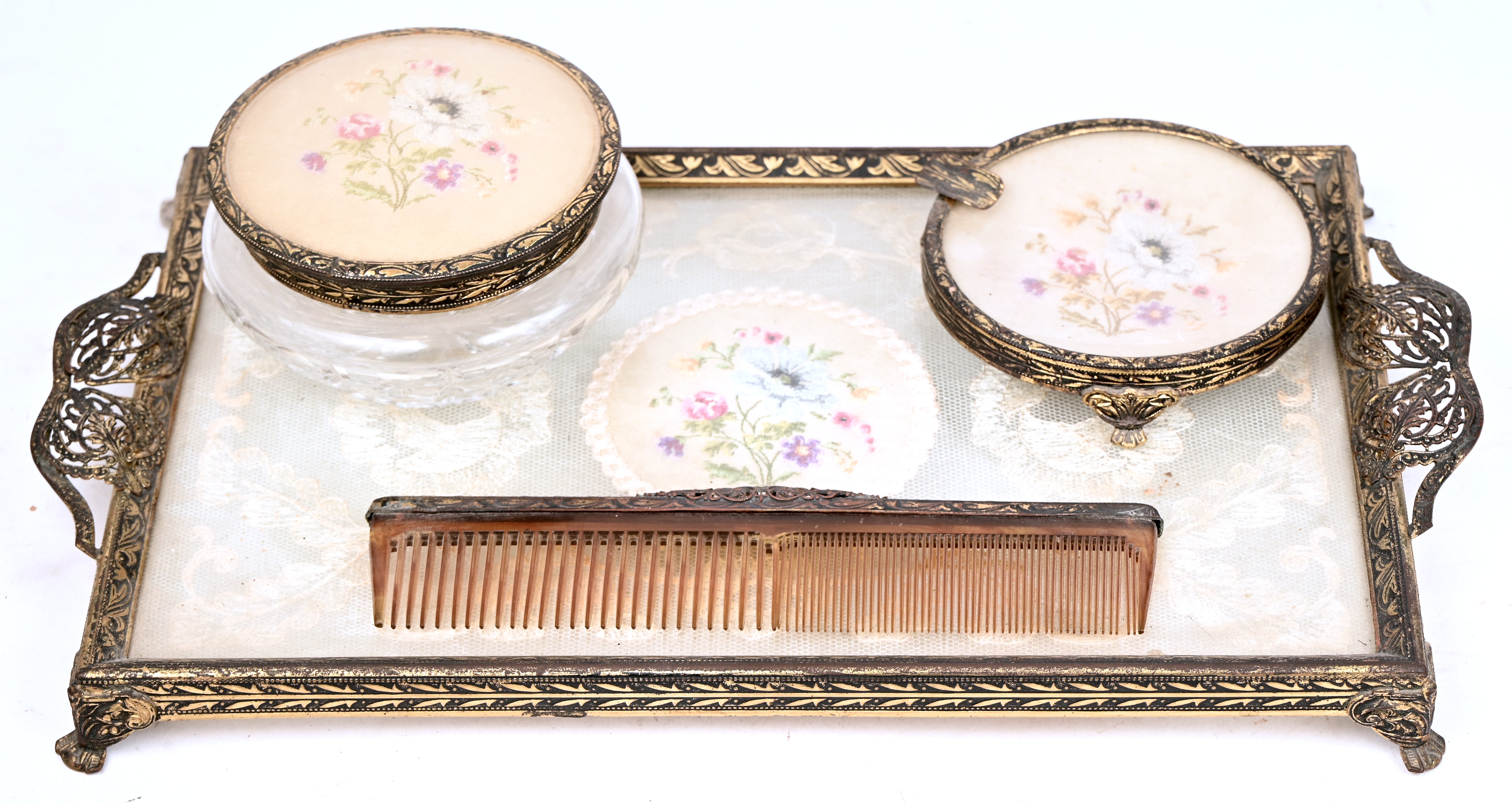 Een oud gevarieerd lotje bestaande uit een dienbladje, een kan, een asbak en een bonbonnière Een oud gevarieerd lotje bestaande uit een dienbladje, een kan, een asbak en een bonbonnière.