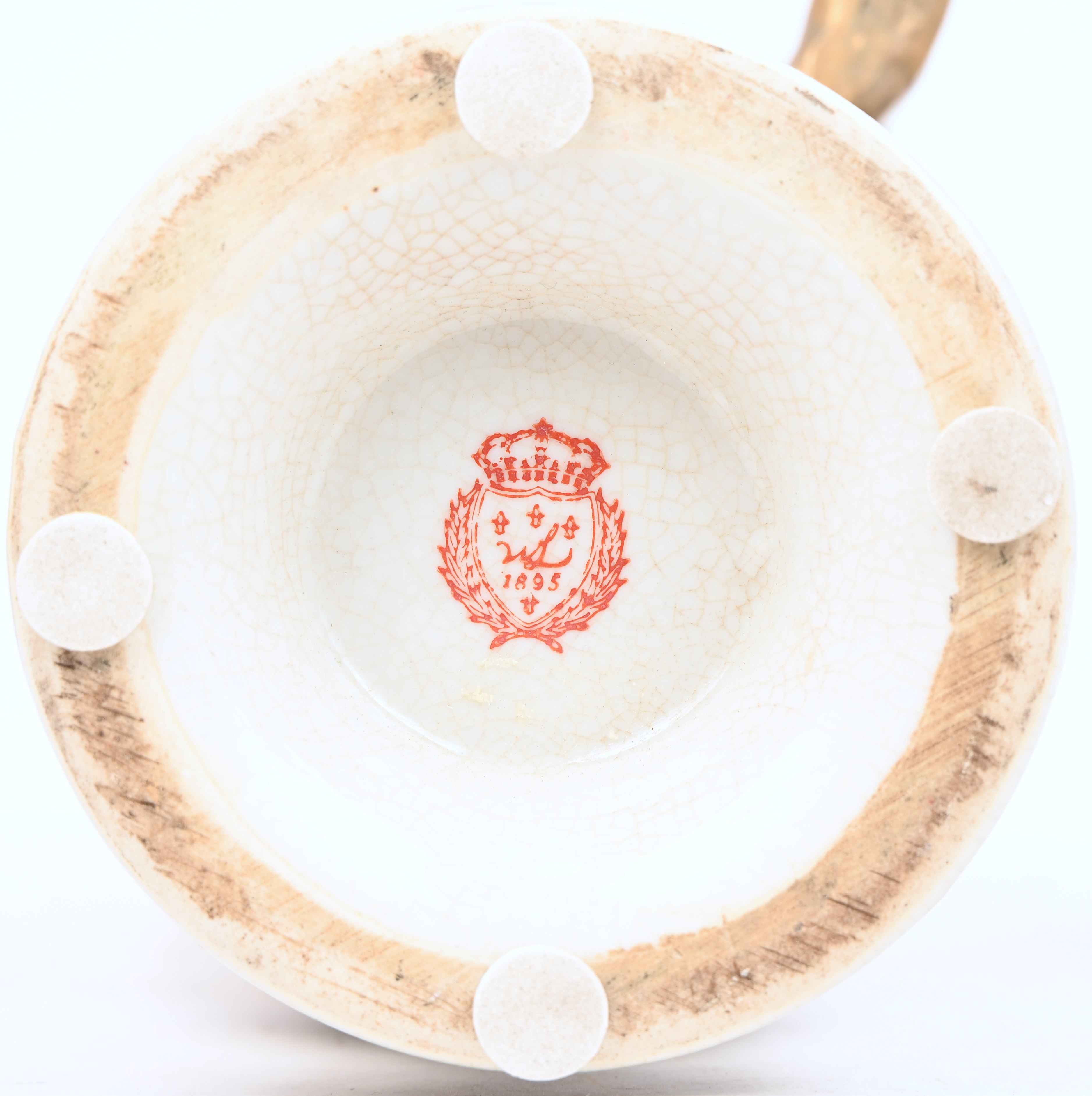 Een tafellamp met lezende putti, toegevoegd 2 muzicerende engelen gezeten op een porseleinen bol Een tafellamp met lezende putti, toegevoegd 2 muzicerende engelen gezeten op een porseleinen bol.