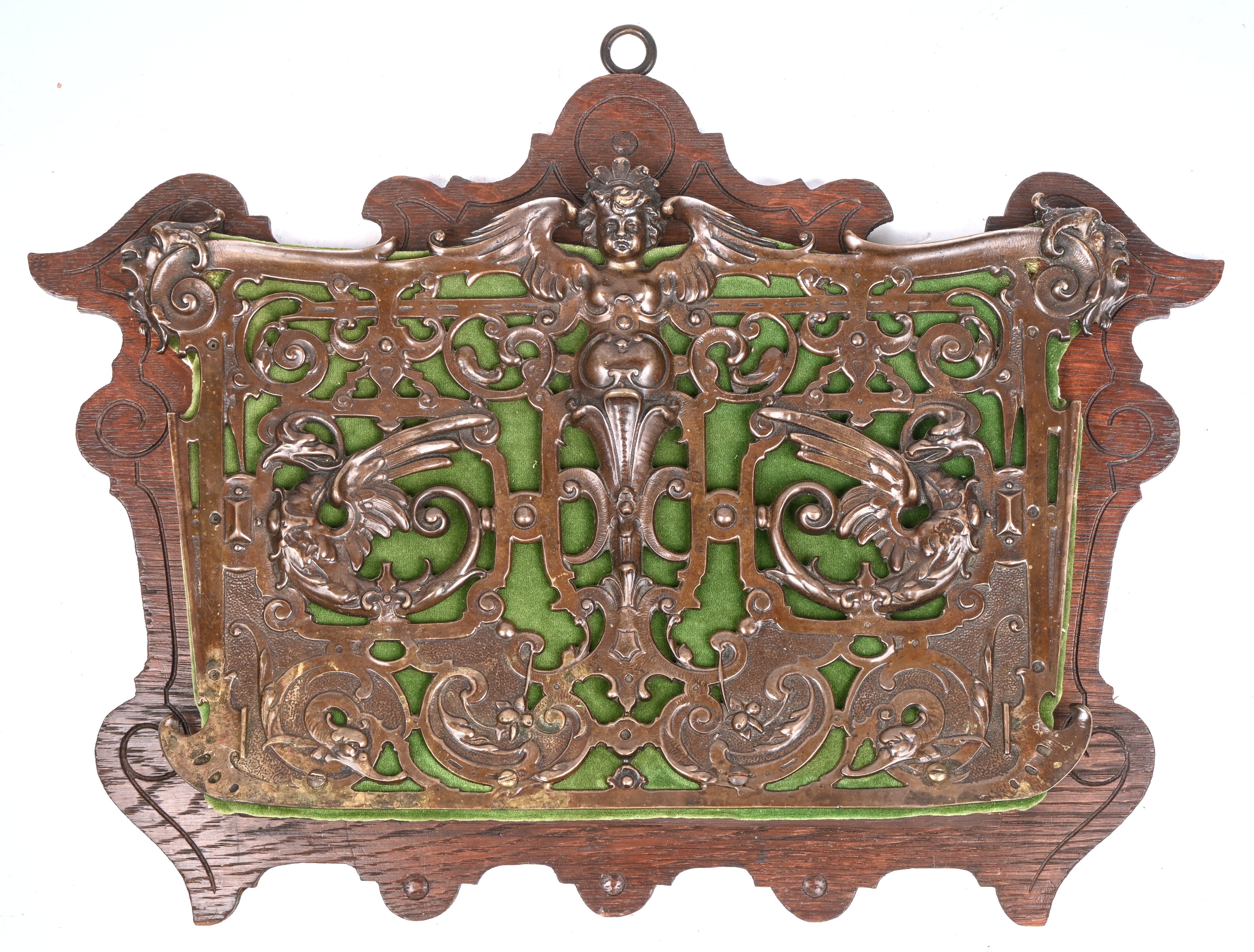 Een antieke krantenhouder, eik en koper Een antieke krantenhouder, eik en koper.