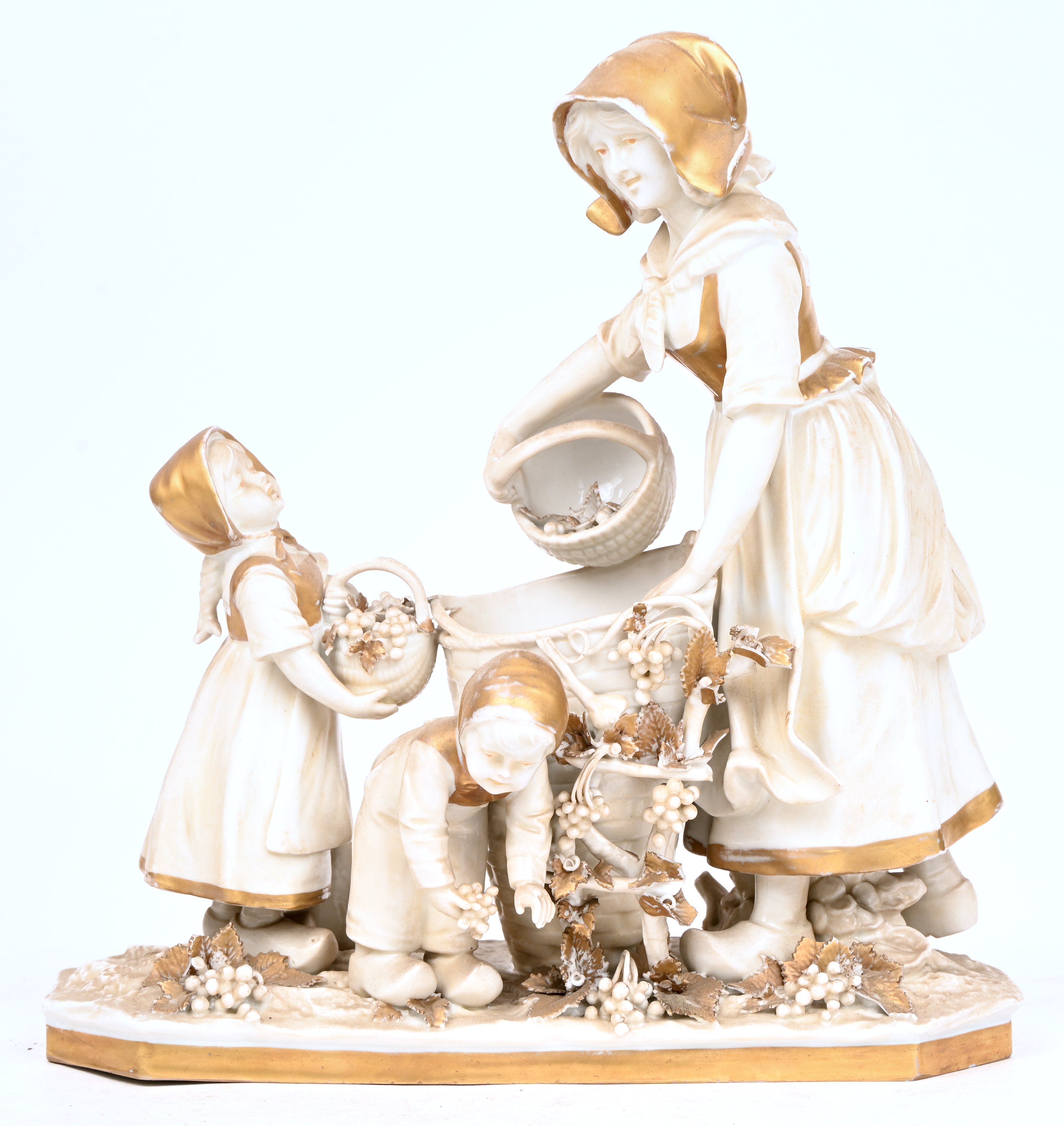 Een porseleinen beeldje van een oogstend gezin, Capodimonte gemerkt Een porseleinen beeldje van een oogstend gezin, Capodimonte gemerkt.