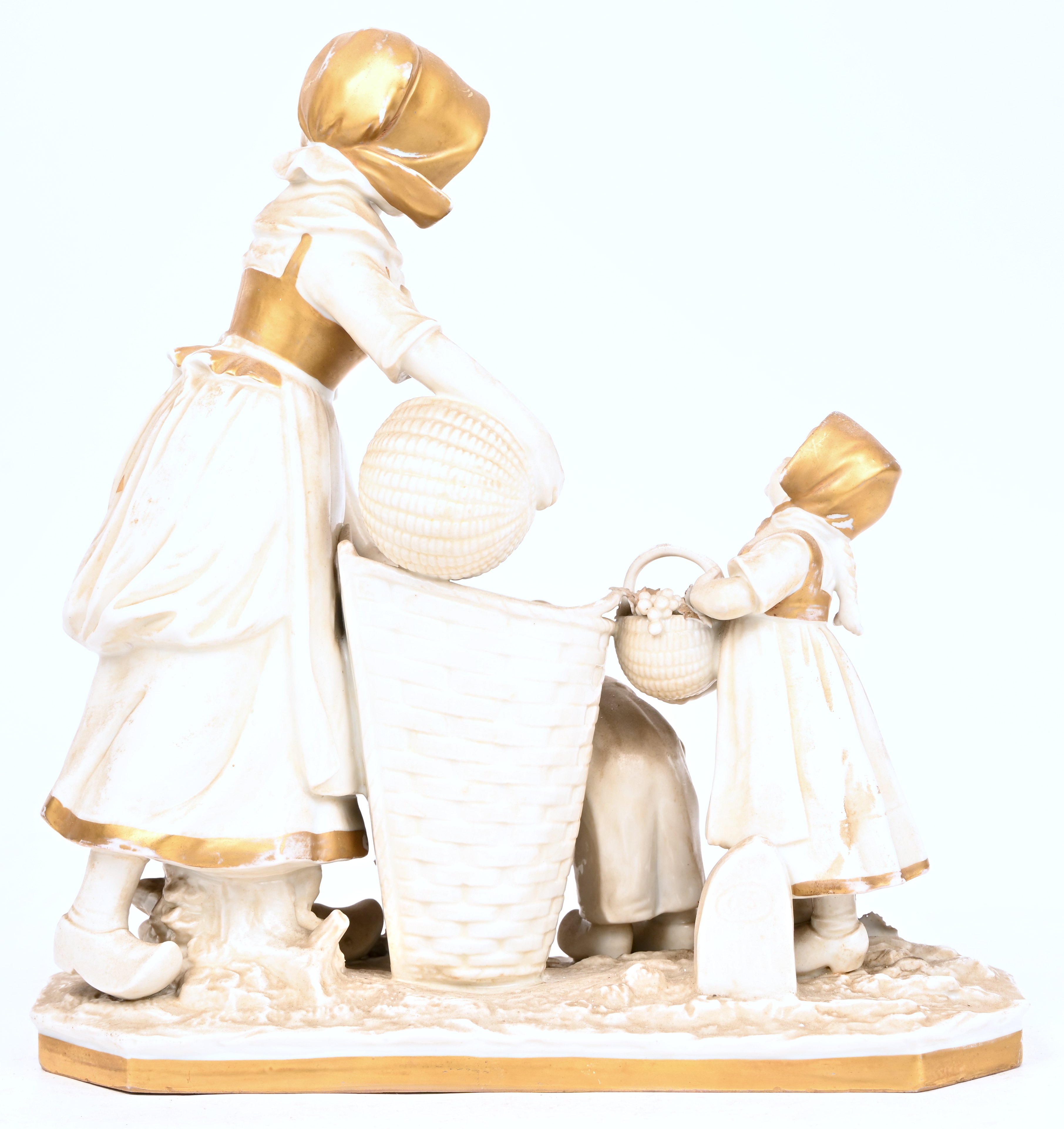 Een porseleinen beeldje van een oogstend gezin, Capodimonte gemerkt Een porseleinen beeldje van een oogstend gezin, Capodimonte gemerkt.