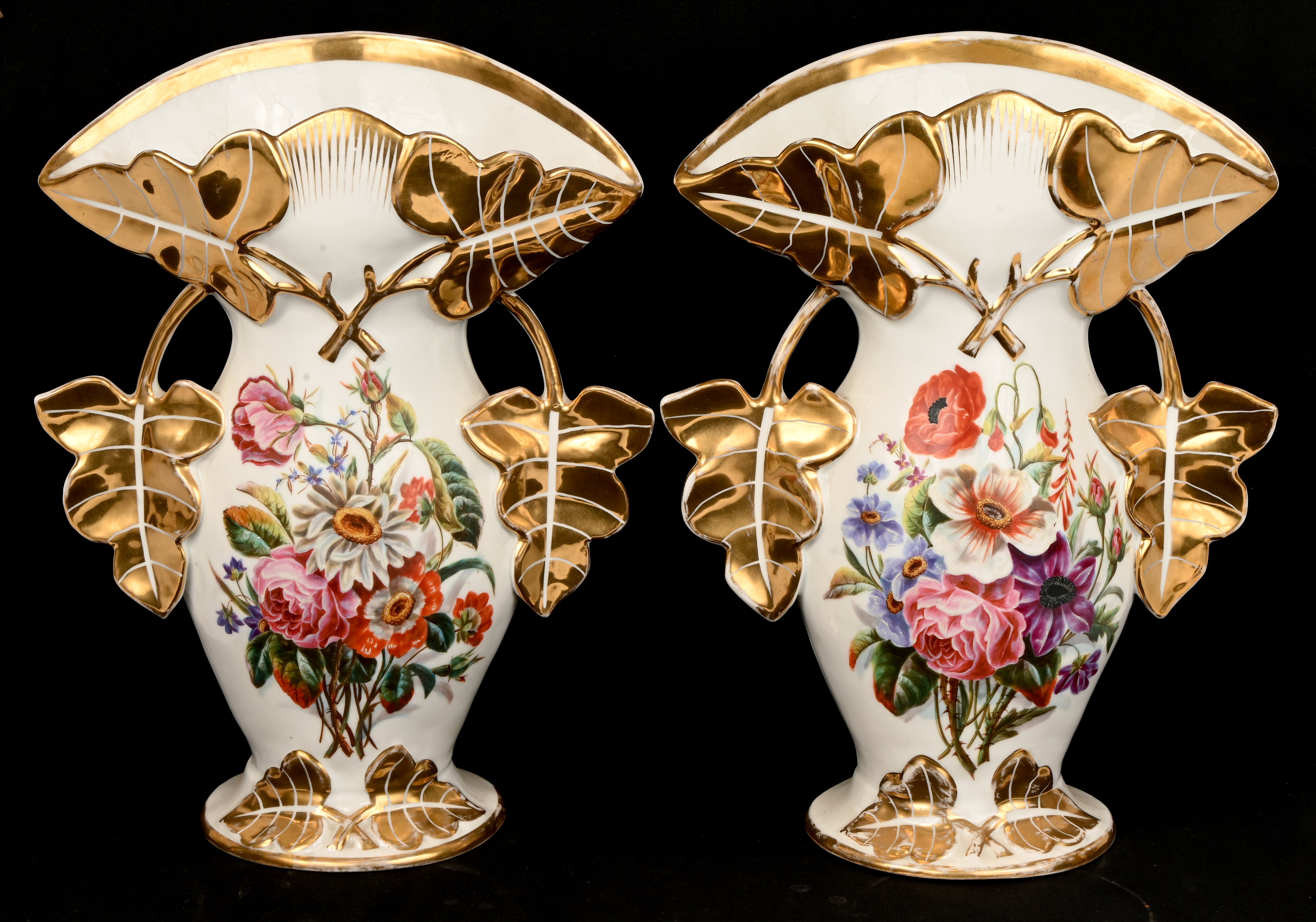 Een set cornetvazen in Brussels porselein met floraal decor Een set cornetvazen in Brussels porselein met floraal decor.