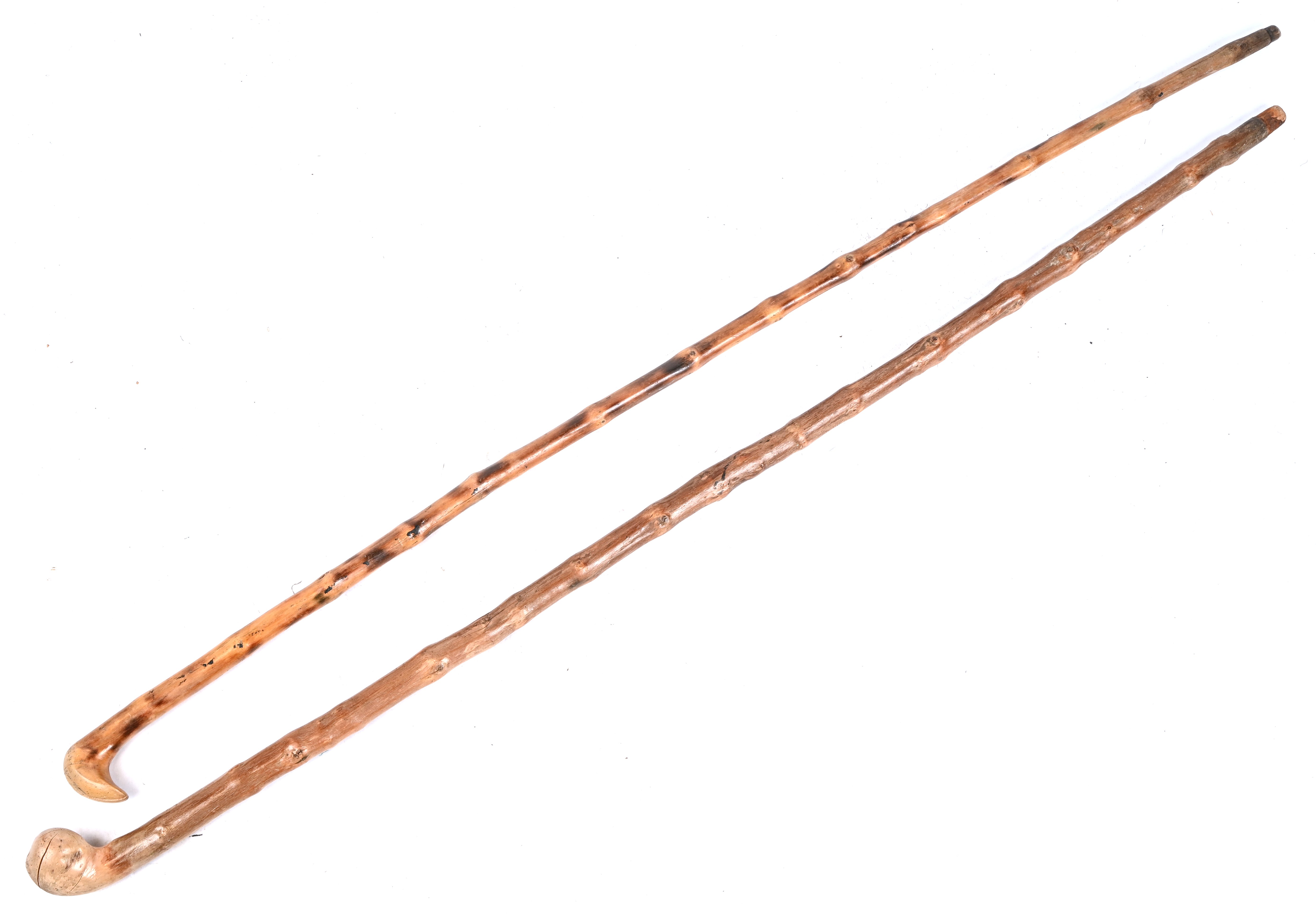 Een lot van 2 oude wandelstokken Een lot van 2 oude wandelstokken.