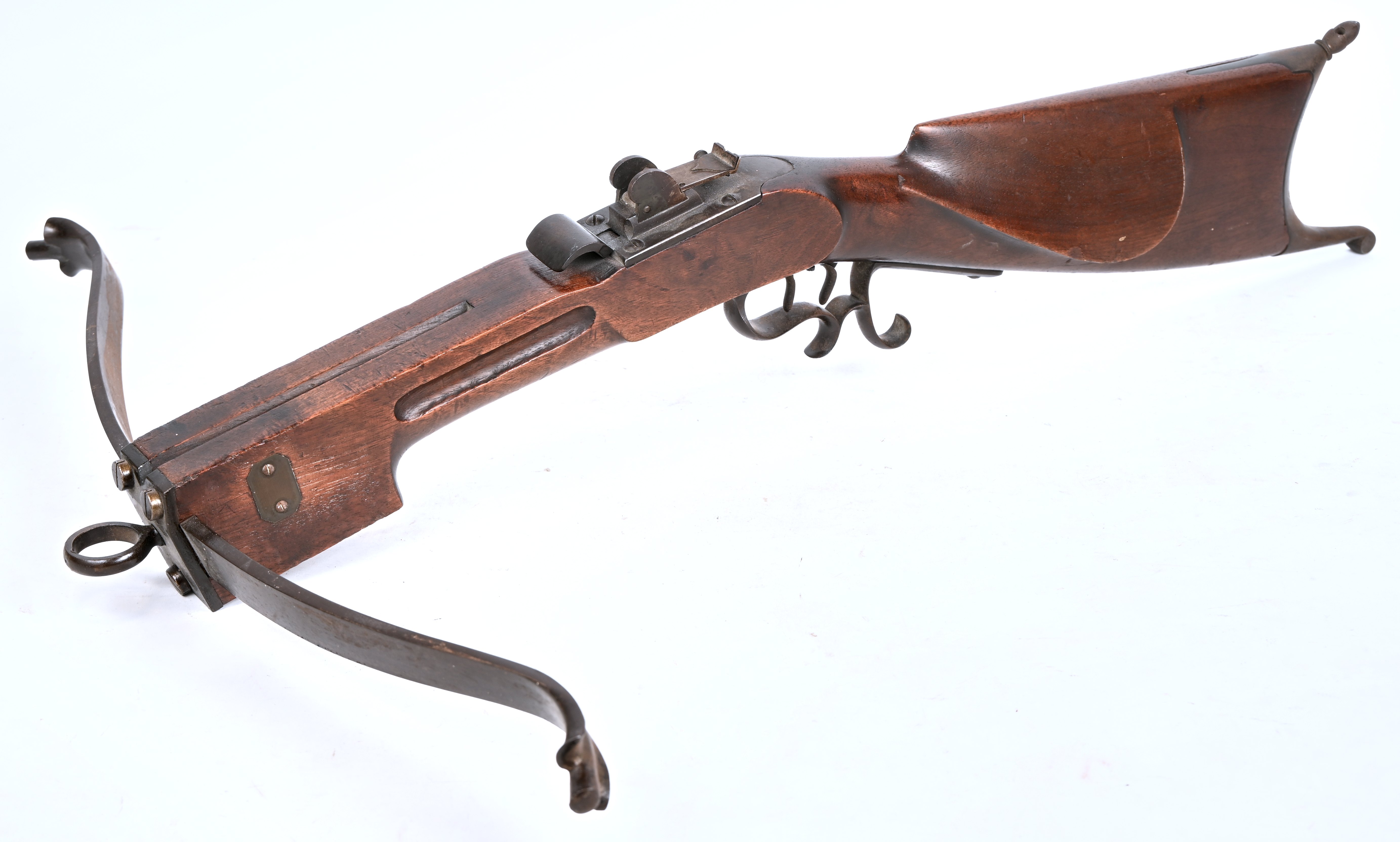 Een oude kruisboog, gemerkt J. Brechtbuhl, Thun Een oude kruisboog, gemerkt J. Brechtbuhl, Thun.