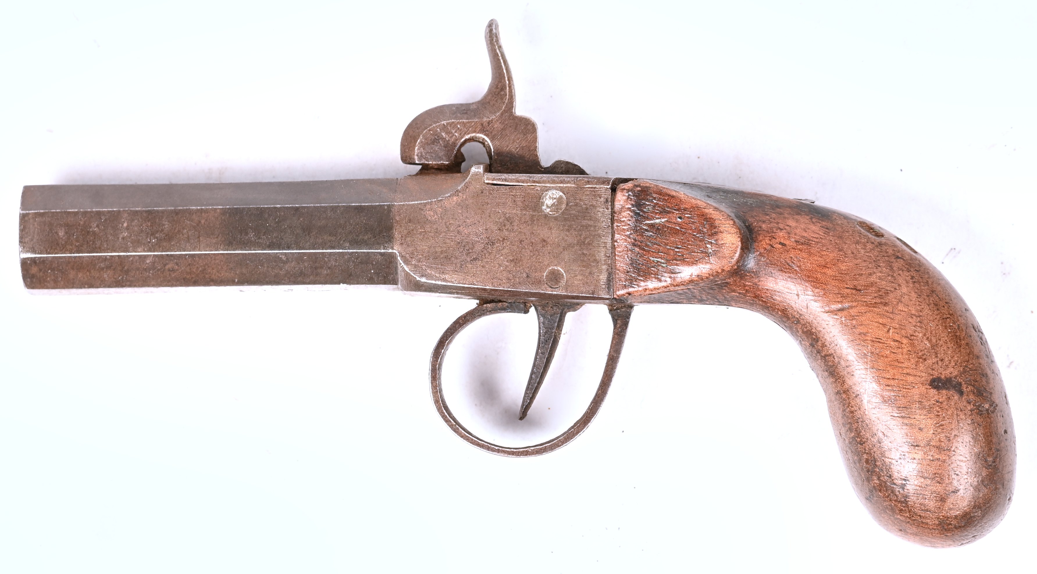 Een antiek percussiepistool. Niet gemerkt, heeft een octagonale loop met binnendiameter van 11 mm Een antiek percussiepistool. Niet gemerkt, heeft een octagonale loop met binnendiameter van 11 mm.