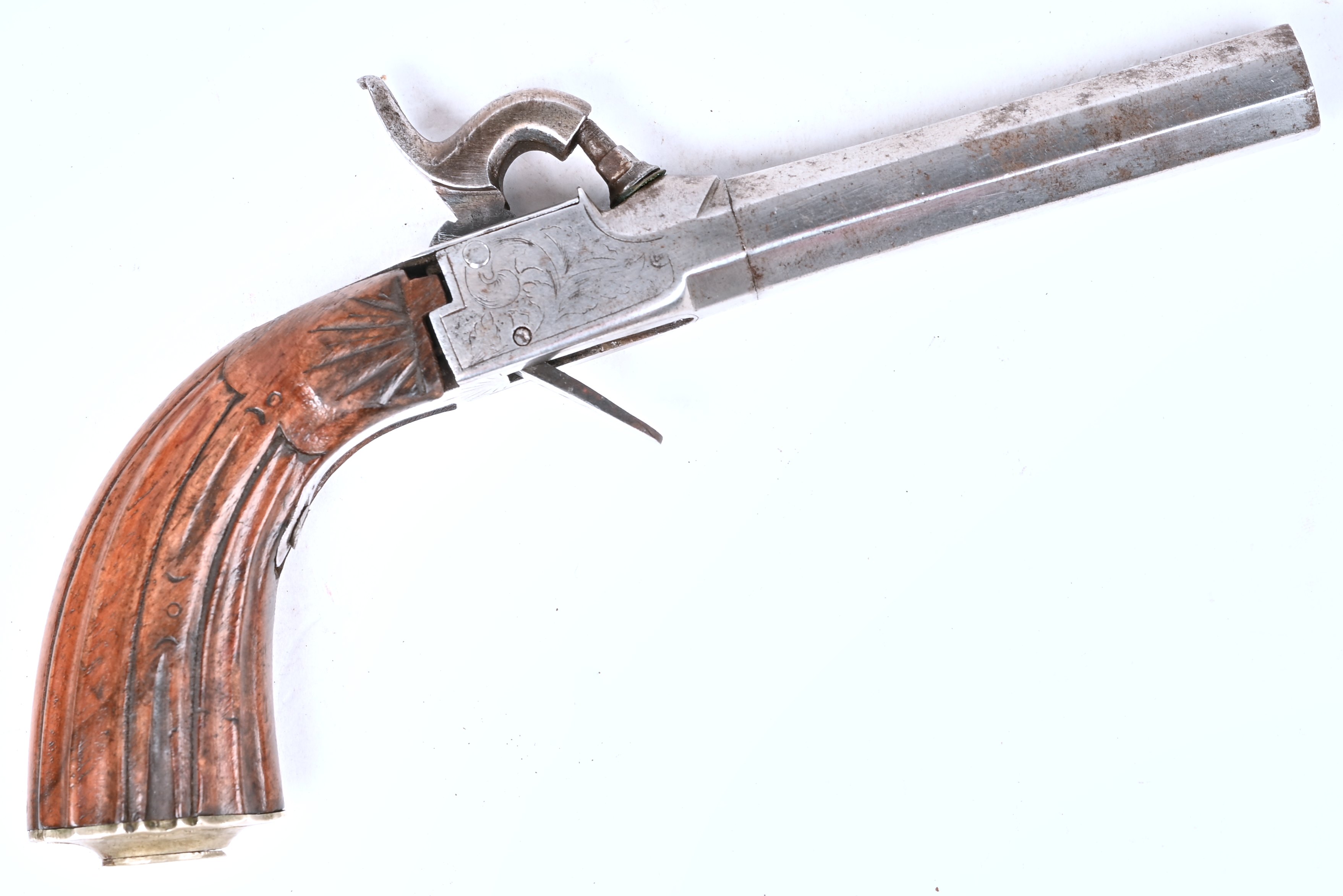 Een antiek percussiepistool met een gesculpteerde houten kolf en gegraveerd metaal. Gemerkt E L G (Luikse proefbank), heeft een octagonale loop met binnendiameter van 11 mm Een antiek percussiepistool met een gesculpteerde houten kolf en gegraveerd metaal. Gemerkt E L G (Luikse proefbank), heeft een octagonale loop met binnendiameter van 11 mm.