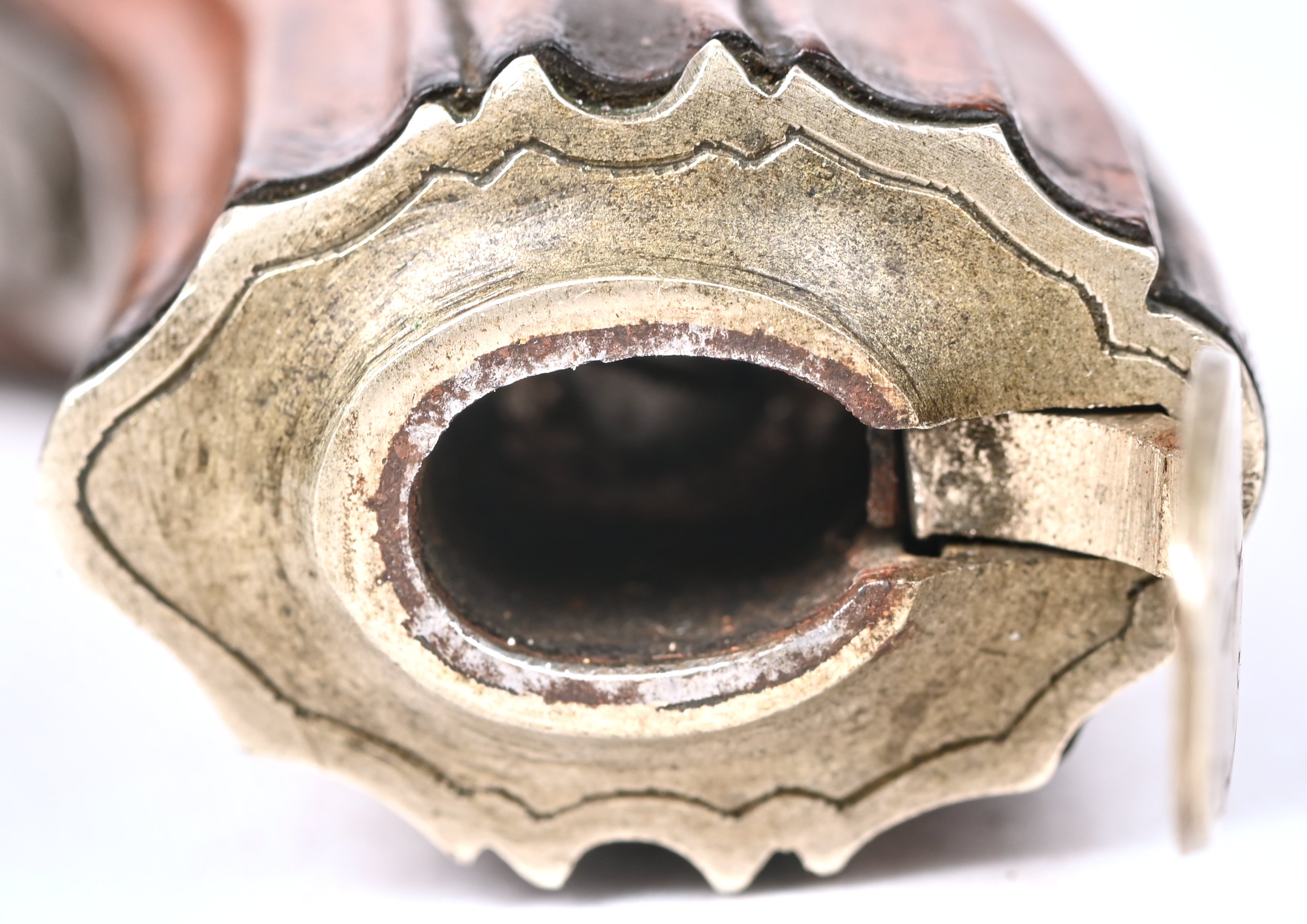 Een antiek percussiepistool met een gesculpteerde houten kolf en gegraveerd metaal. Gemerkt E L G (Luikse proefbank), heeft een octagonale loop met binnendiameter van 11 mm Een antiek percussiepistool met een gesculpteerde houten kolf en gegraveerd metaal. Gemerkt E L G (Luikse proefbank), heeft een octagonale loop met binnendiameter van 11 mm.