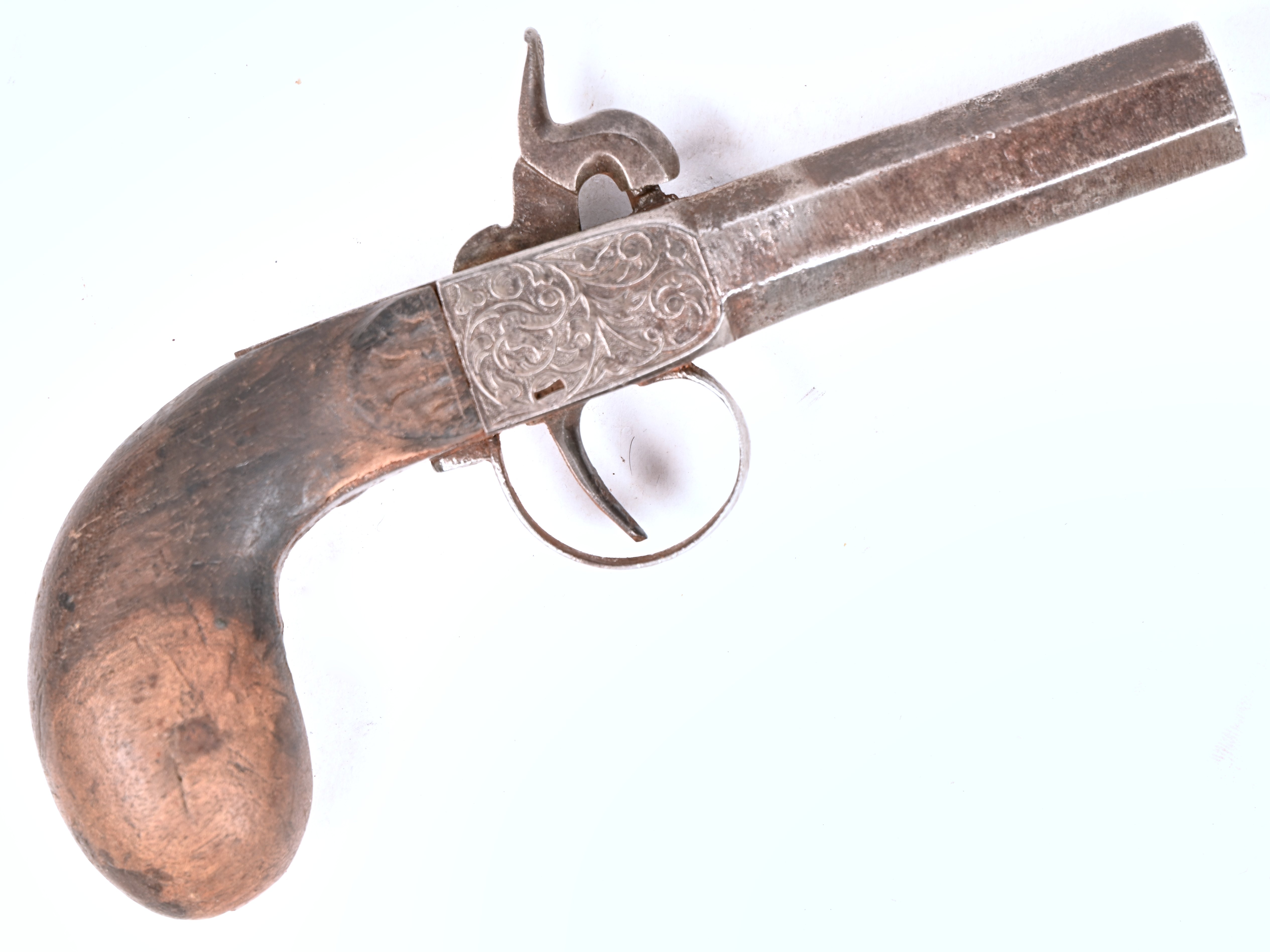 Een antiek percussiepistool met een houten kolf en geëtst metaal. Niet gemerkt, heeft een octagonale loop met binnendiameter van 14 mm Een antiek percussiepistool met een houten kolf en geëtst metaal. Niet gemerkt, heeft een octagonale loop met binnendiameter van 14 mm.
