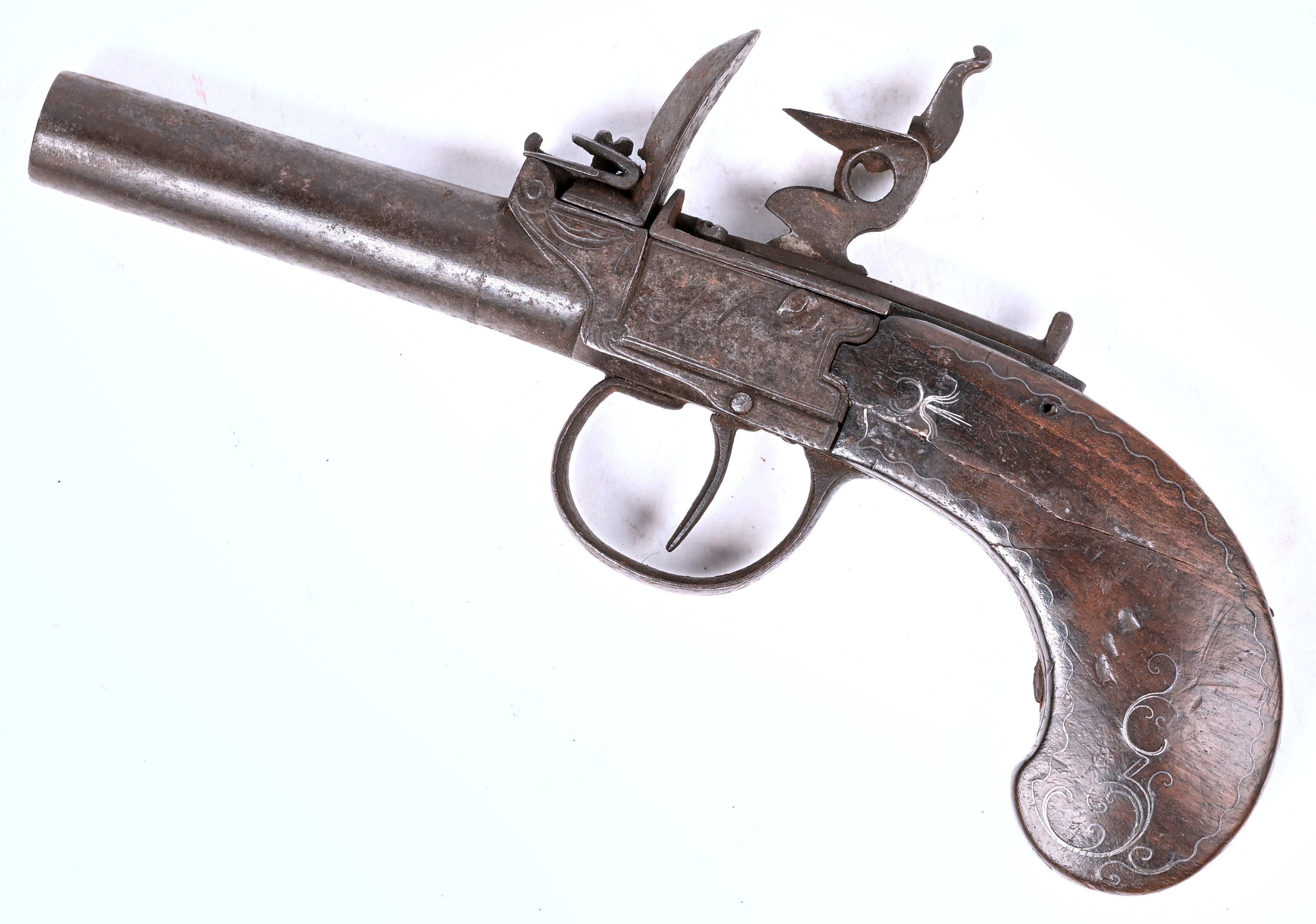 Een antiek vuursteenpistooltje. Met herstelling aan de kolf en een stuk van de vuursteenhouder is manco Een antiek vuursteenpistooltje. Met herstelling aan de kolf en een stuk van de vuursteenhouder is manco.