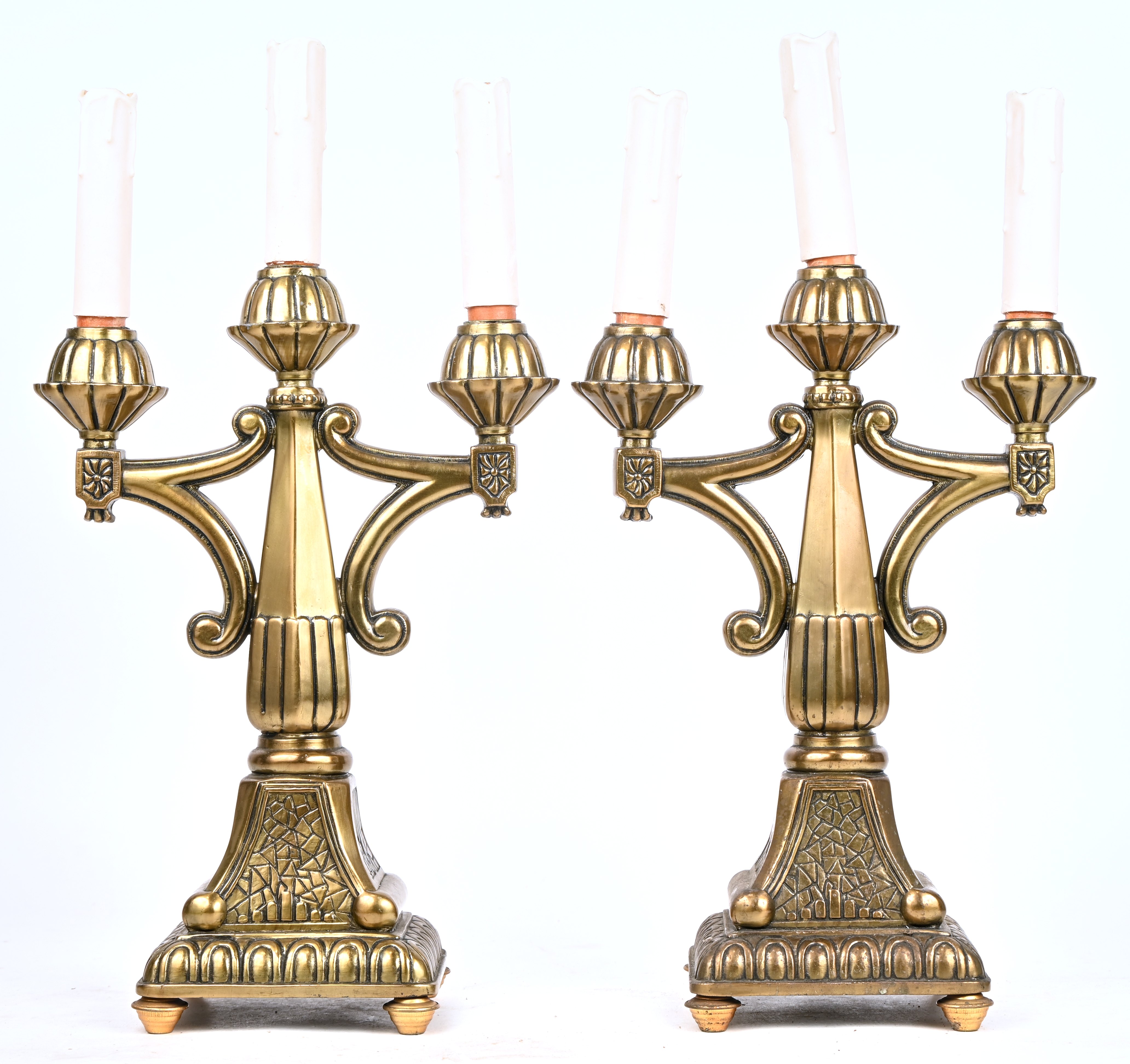 Een paar koperen art-deco kandelaars Een paar koperen art-deco kandelaars.