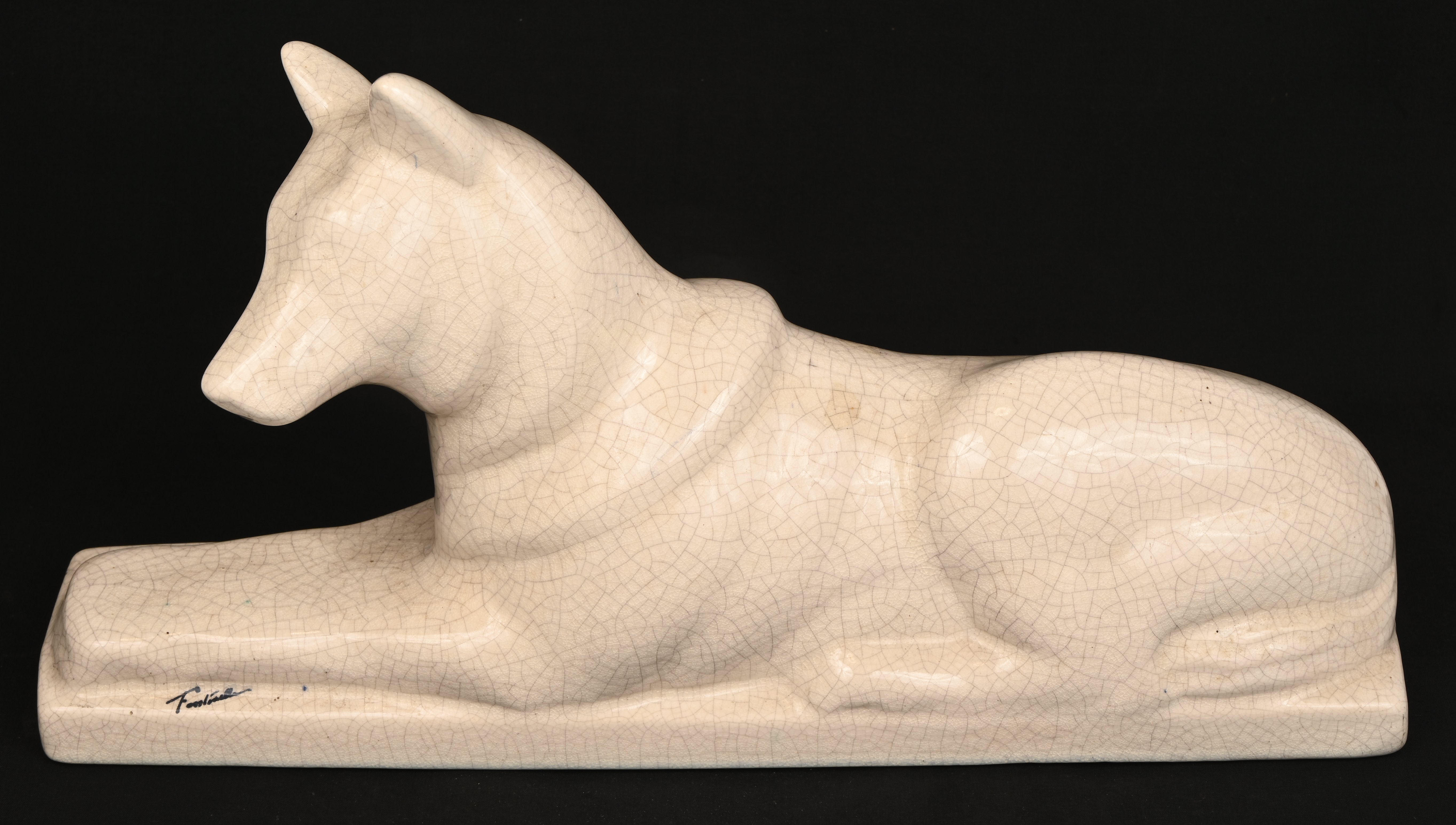 Een herdershond, geglazuurd craquelé aardewerk. Art-deco, gemerkt Fontinelle. Nr. 59 Een herdershond, geglazuurd craquelé aardewerk. Art-deco, gemerkt Fontinelle. Nr. 59.