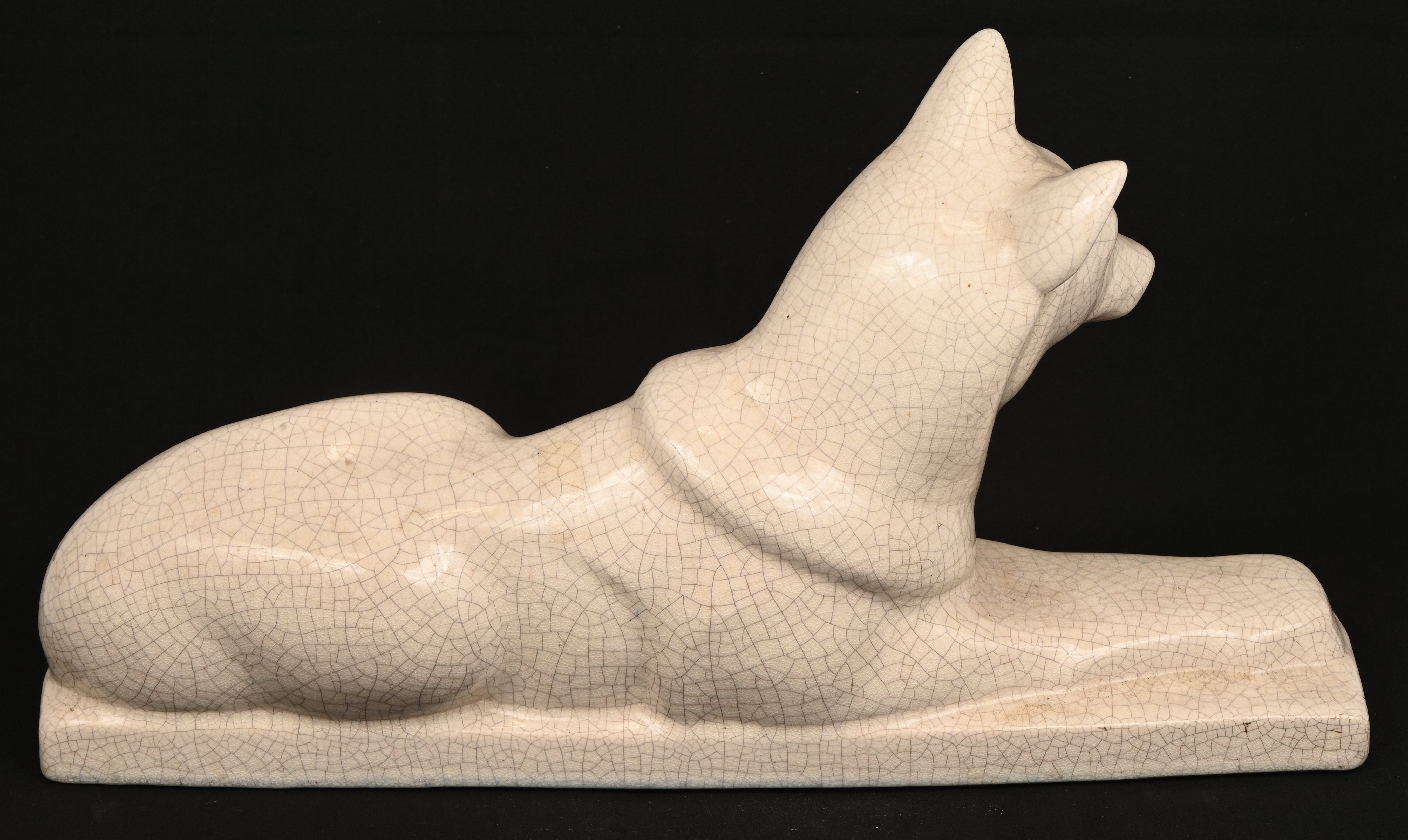 Een herdershond, geglazuurd craquelé aardewerk. Art-deco, gemerkt Fontinelle. Nr. 59 Een herdershond, geglazuurd craquelé aardewerk. Art-deco, gemerkt Fontinelle. Nr. 59.