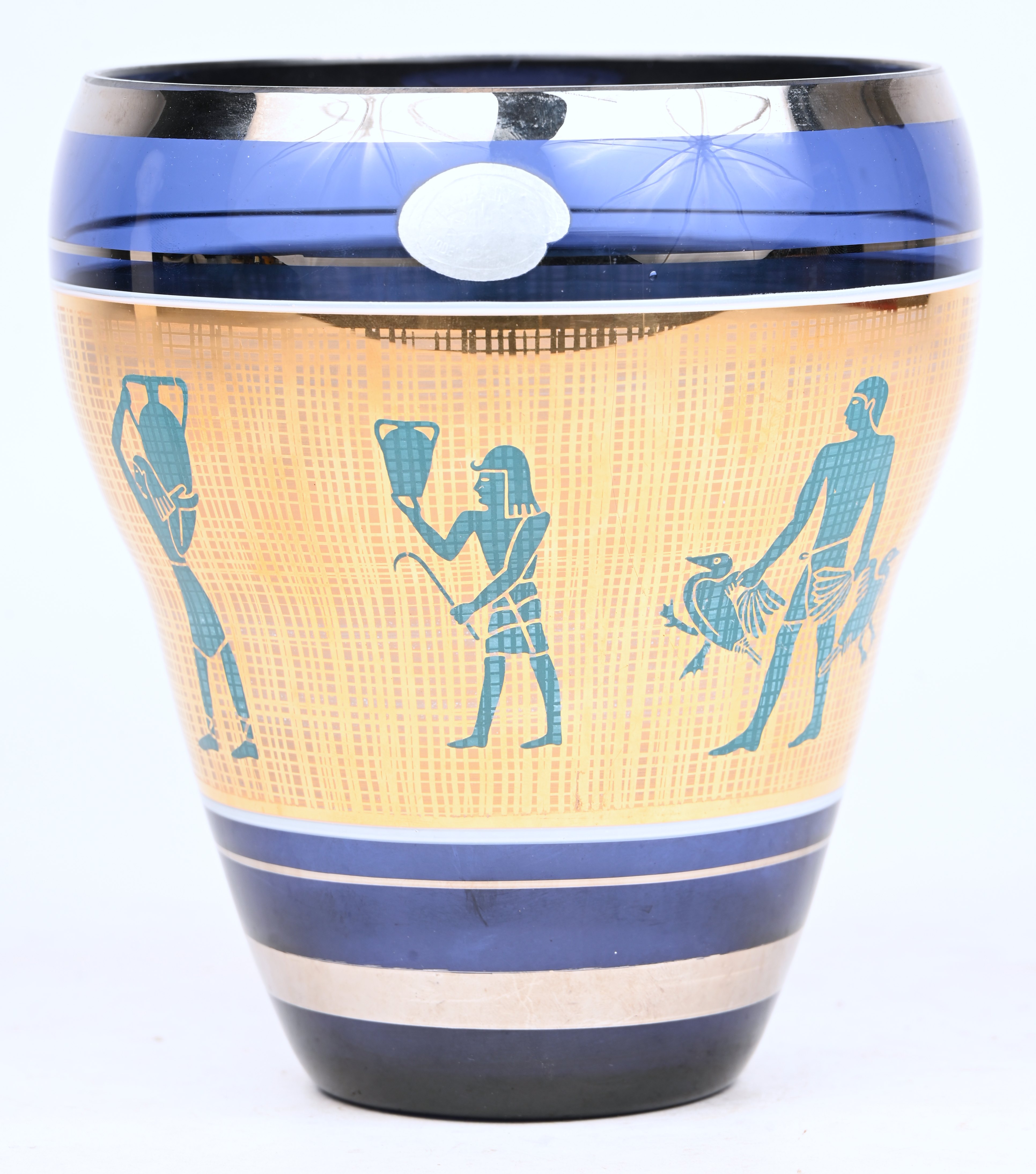 Een paarse vaas van Booms glas, met Egyptische figuren in een gouden fries Een paarse vaas van Booms glas, met Egyptische figuren in een gouden fries.