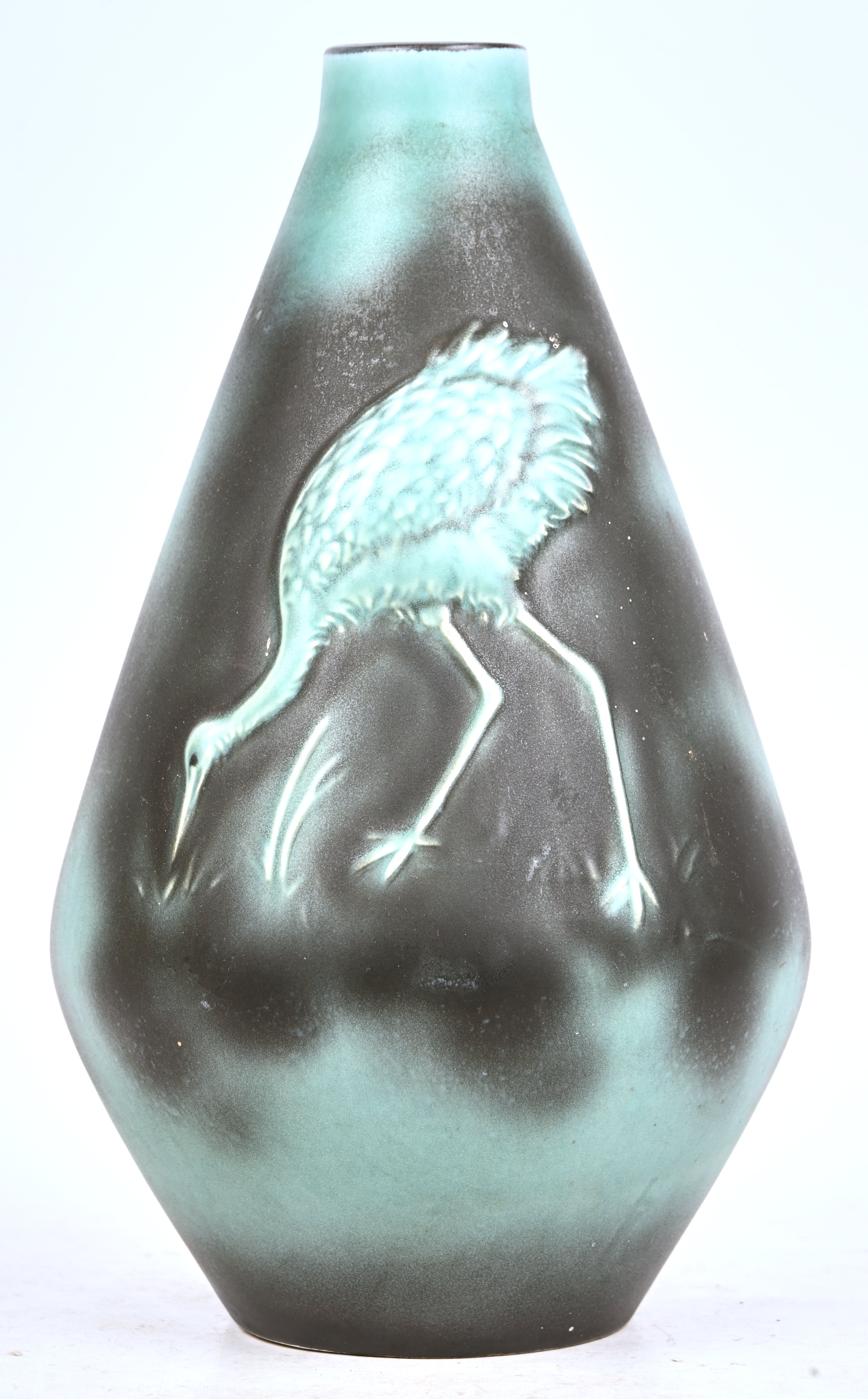 Een vintage vaas van groengeglazuurd aardewerk met steltvogels in het decor. Onderaan gemerkt ‘4444’ Een vintage vaas van groengeglazuurd aardewerk met steltvogels in het decor. Onderaan gemerkt ‘4444’.