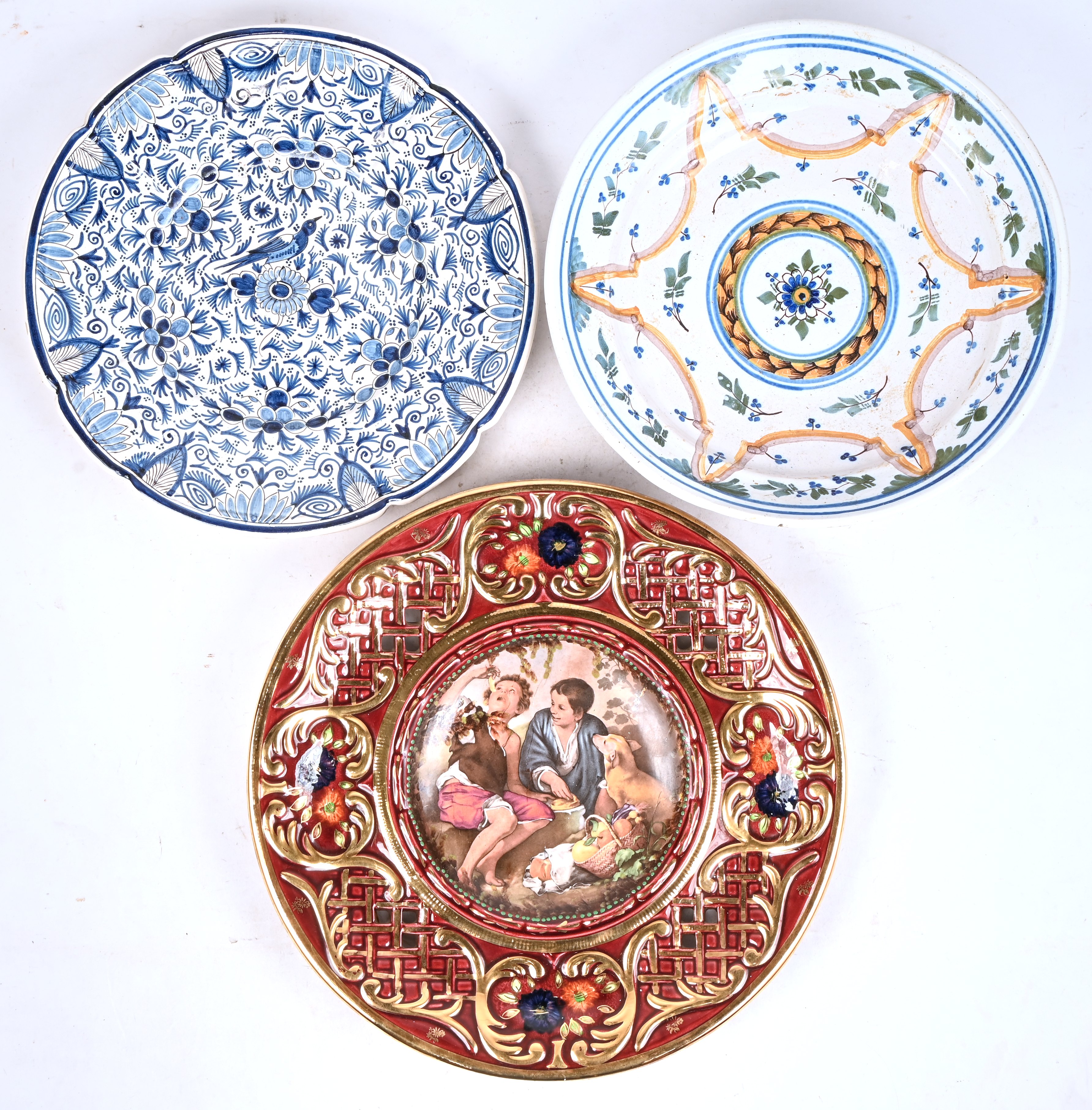 Drie aardewerken schotels in verschillende stijlen en een grote koffiepot van meerkleurig porselein Drie aardewerken schotels in verschillende stijlen en een grote koffiepot van meerkleurig porselein.