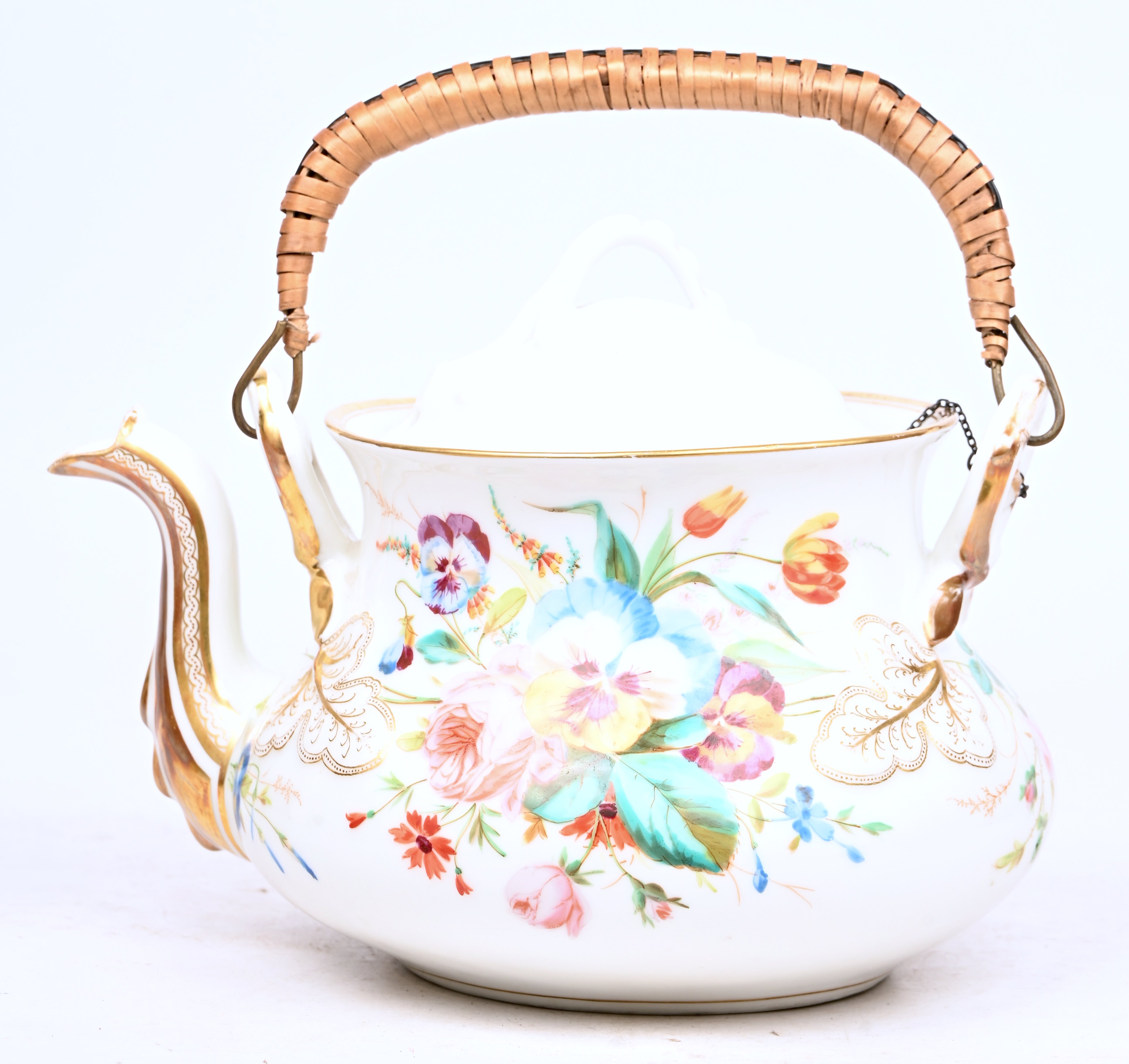 Drie aardewerken schotels in verschillende stijlen en een grote koffiepot van meerkleurig porselein Drie aardewerken schotels in verschillende stijlen en een grote koffiepot van meerkleurig porselein.