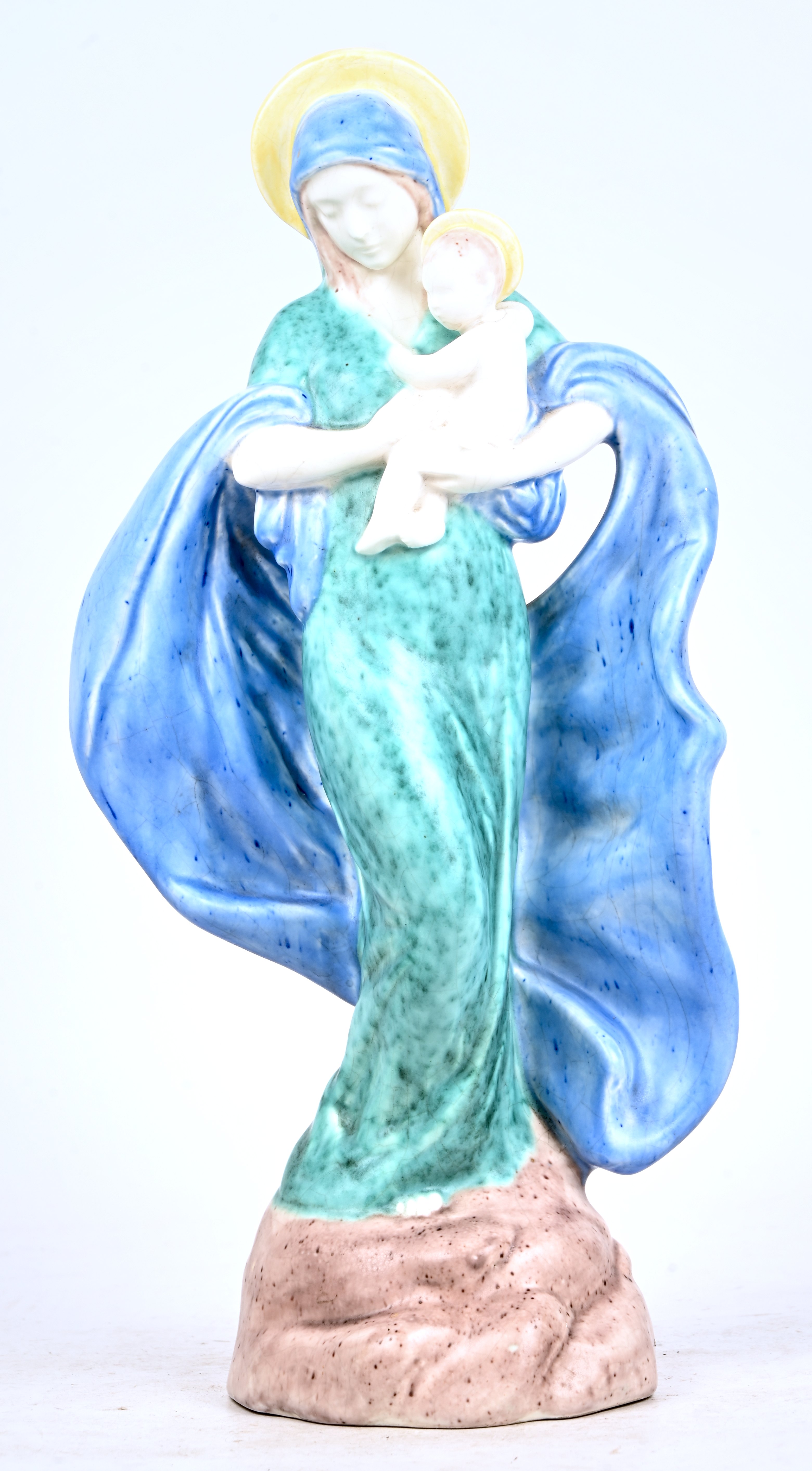 ‘Madonna met kind’, een beeld van meerkleurig porselein. Gemerkt Goldscheider, made in Austria. Het hoofd van het kind is gelijmd ‘Madonna met kind’, een beeld van meerkleurig porselein. Gemerkt Goldscheider, made in Austria. Het hoofd van het kind is gelijmd.