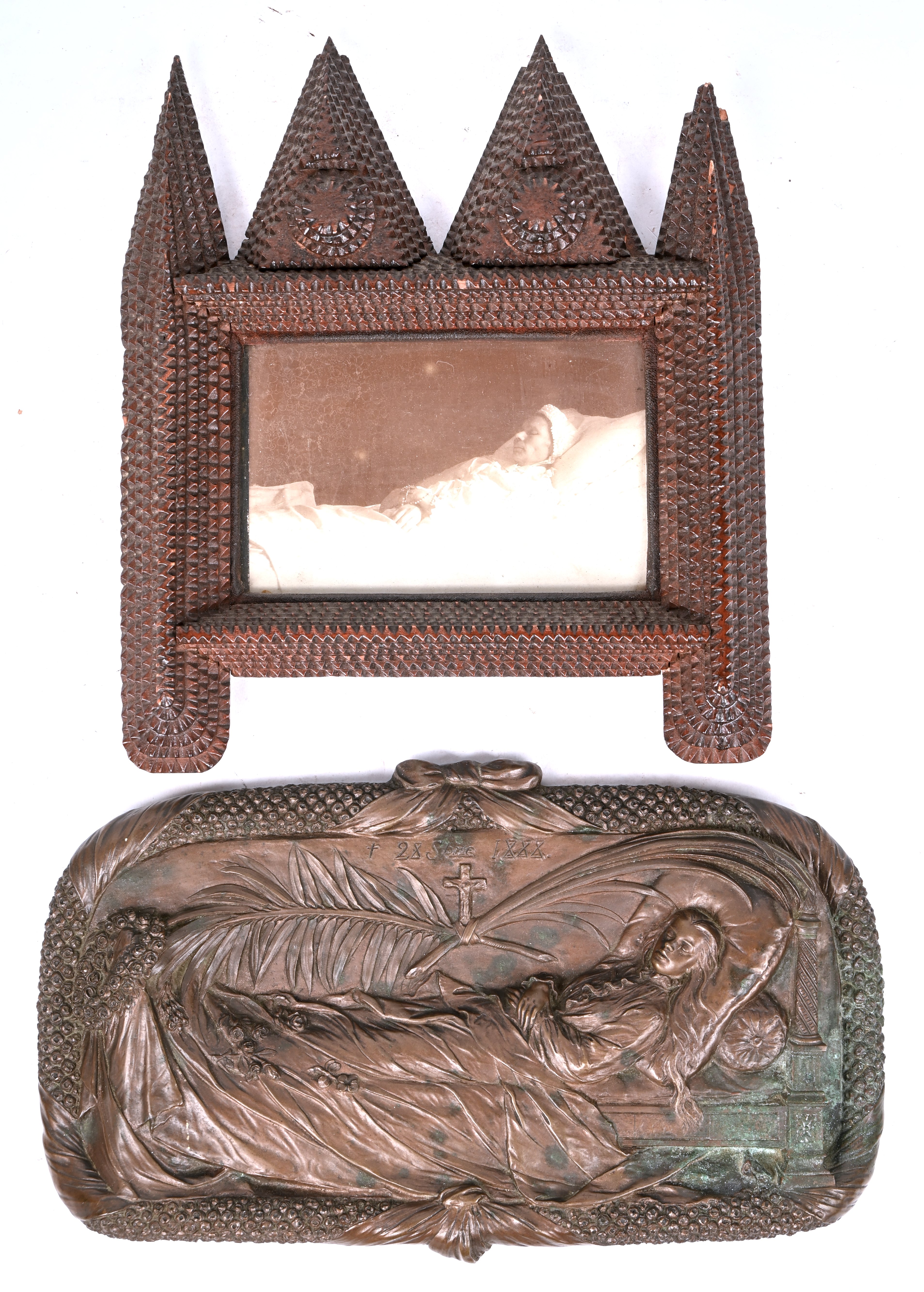 ‘Jonge vrouw op haar sterfbed’, een bronzen bas relief. Getekend A. Verrebout. Toegevoegd een oude foto van een vrouw op haar sterfbed, in een huisvlijtkader ‘Jonge vrouw op haar sterfbed’, een bronzen bas relief. Getekend A. Verrebout. Toegevoegd een oude foto van een vrouw op haar sterfbed, in een huisvlijtkader.