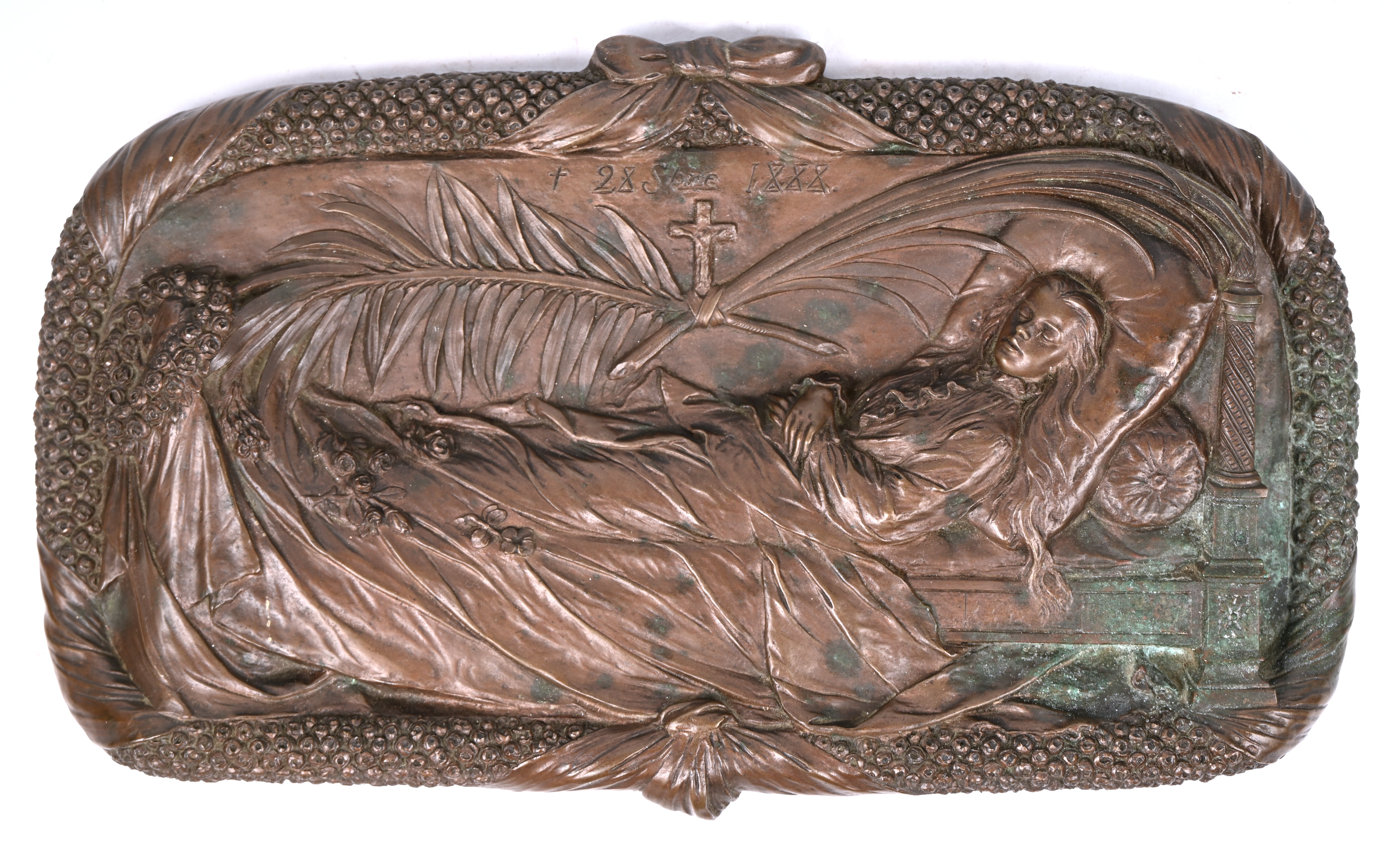 ‘Jonge vrouw op haar sterfbed’, een bronzen bas relief. Getekend A. Verrebout. Toegevoegd een oude foto van een vrouw op haar sterfbed, in een huisvlijtkader ‘Jonge vrouw op haar sterfbed’, een bronzen bas relief. Getekend A. Verrebout. Toegevoegd een oude foto van een vrouw op haar sterfbed, in een huisvlijtkader.