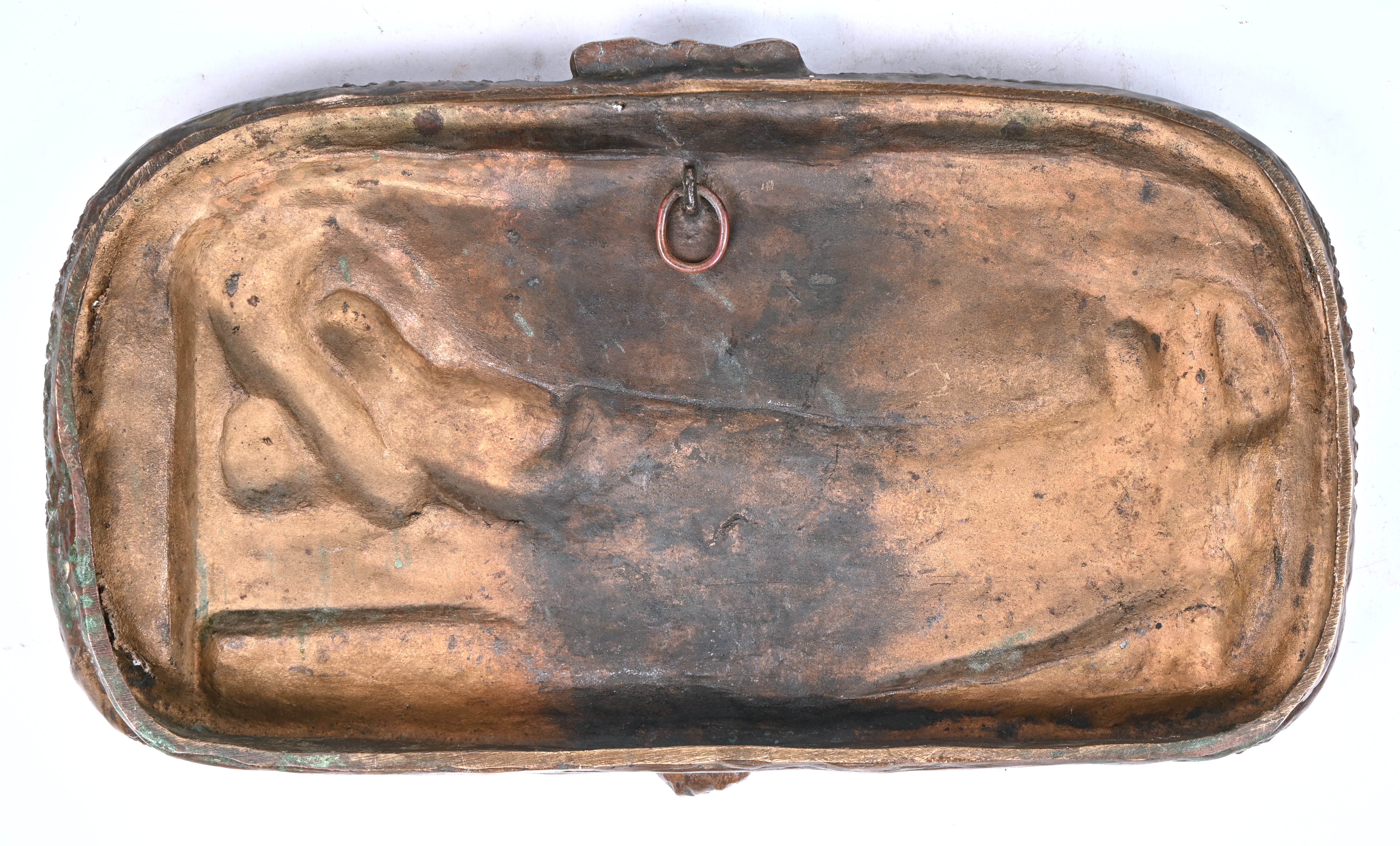 ‘Jonge vrouw op haar sterfbed’, een bronzen bas relief. Getekend A. Verrebout. Toegevoegd een oude foto van een vrouw op haar sterfbed, in een huisvlijtkader ‘Jonge vrouw op haar sterfbed’, een bronzen bas relief. Getekend A. Verrebout. Toegevoegd een oude foto van een vrouw op haar sterfbed, in een huisvlijtkader.