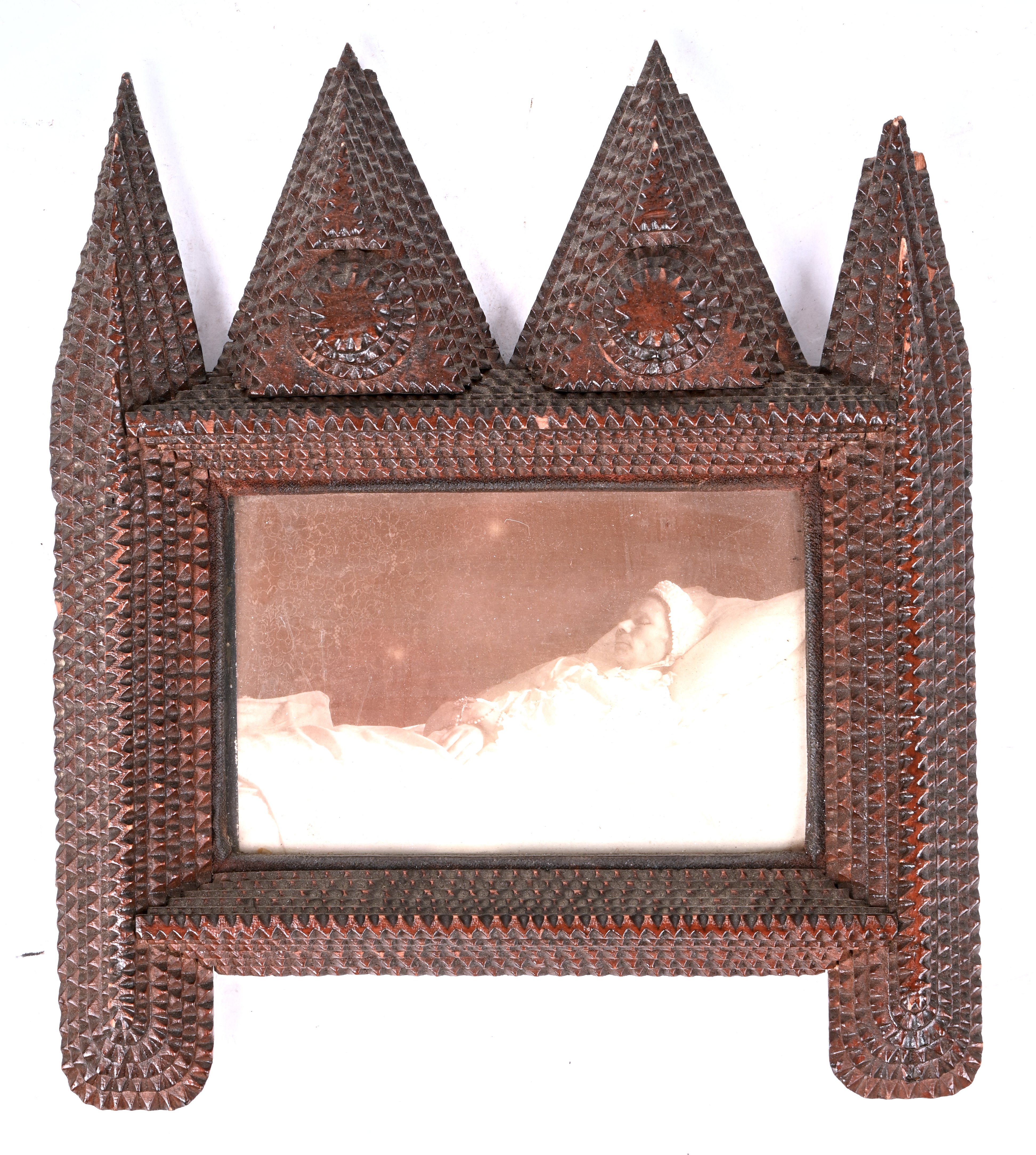 ‘Jonge vrouw op haar sterfbed’, een bronzen bas relief. Getekend A. Verrebout. Toegevoegd een oude foto van een vrouw op haar sterfbed, in een huisvlijtkader ‘Jonge vrouw op haar sterfbed’, een bronzen bas relief. Getekend A. Verrebout. Toegevoegd een oude foto van een vrouw op haar sterfbed, in een huisvlijtkader.