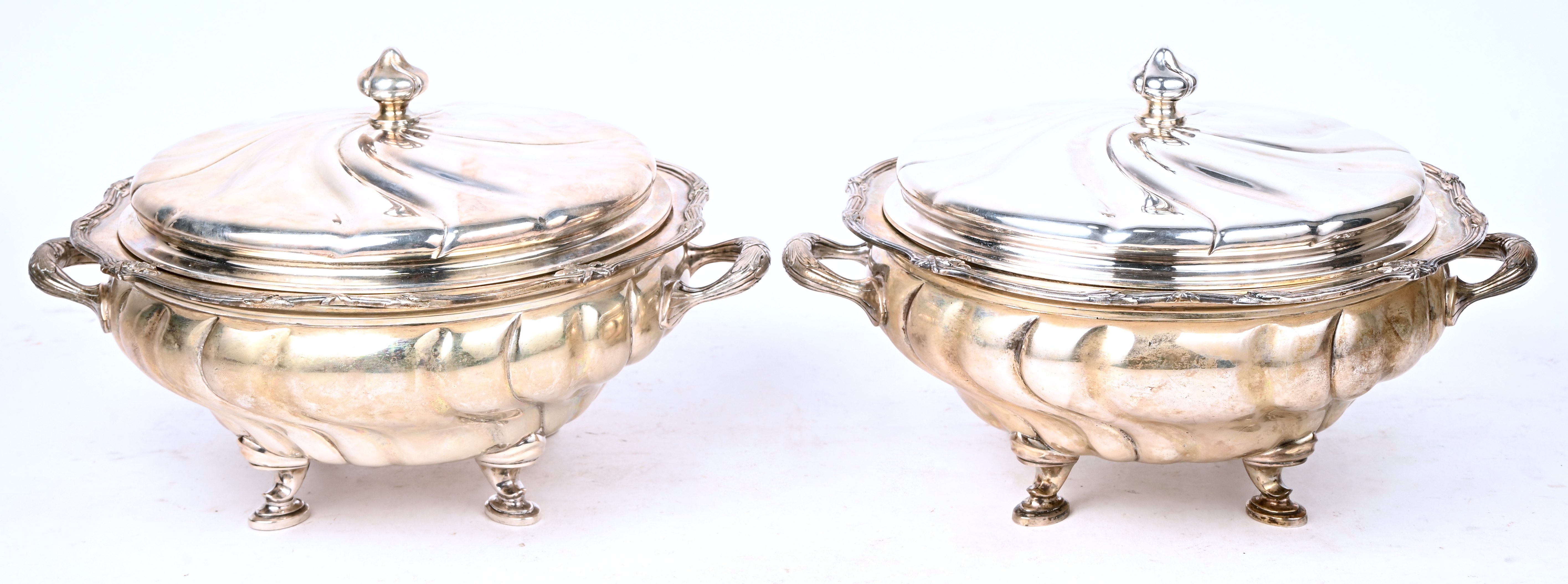 Een paar groenteschalen met deksels van massief zilver. Getorst motief. Duitse keuren voor 800/1000 Een paar groenteschalen met deksels van massief zilver. Getorst motief. Duitse keuren voor 800/1000.