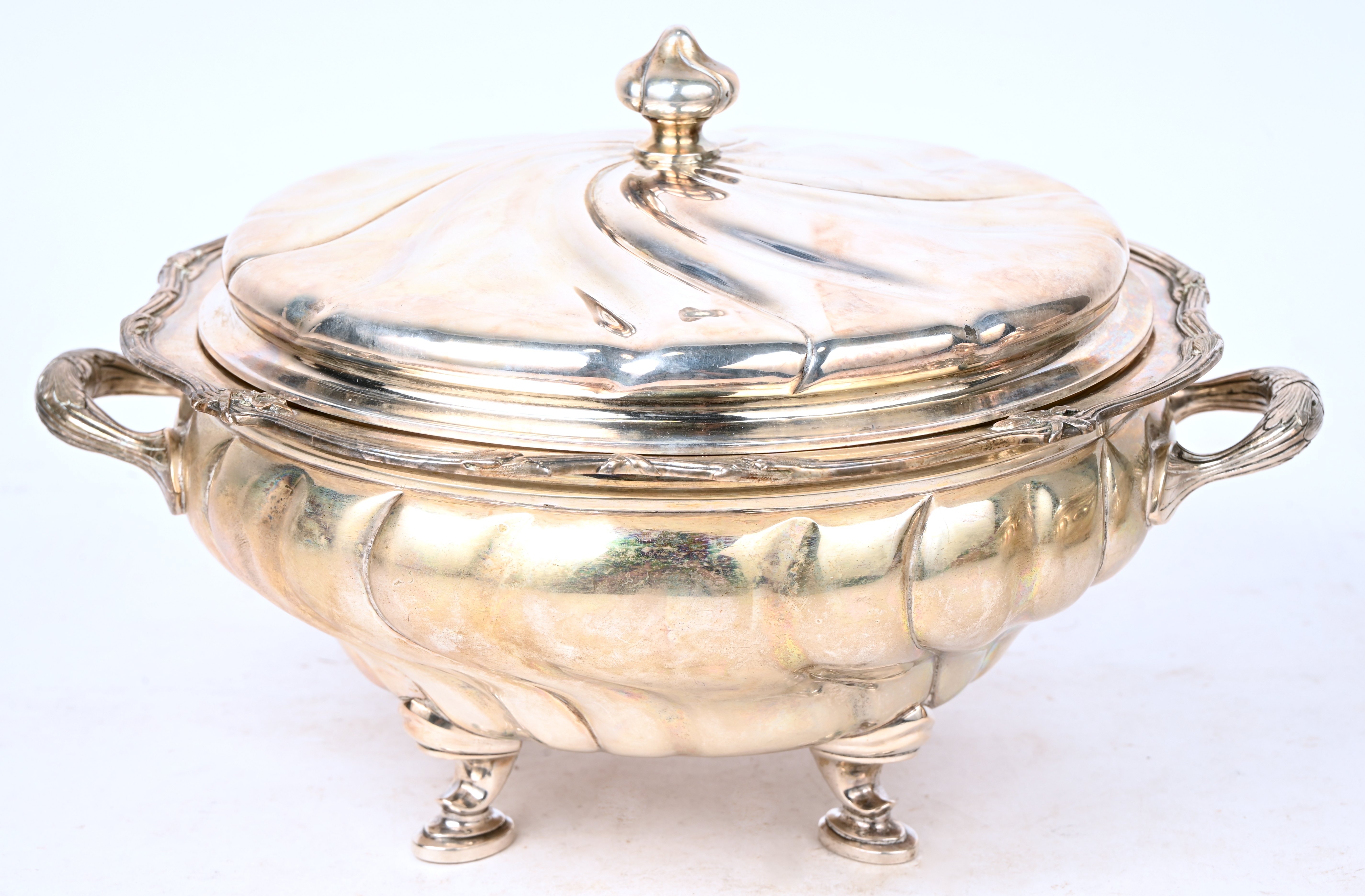 Een paar groenteschalen met deksels van massief zilver. Getorst motief. Duitse keuren voor 800/1000 Een paar groenteschalen met deksels van massief zilver. Getorst motief. Duitse keuren voor 800/1000.