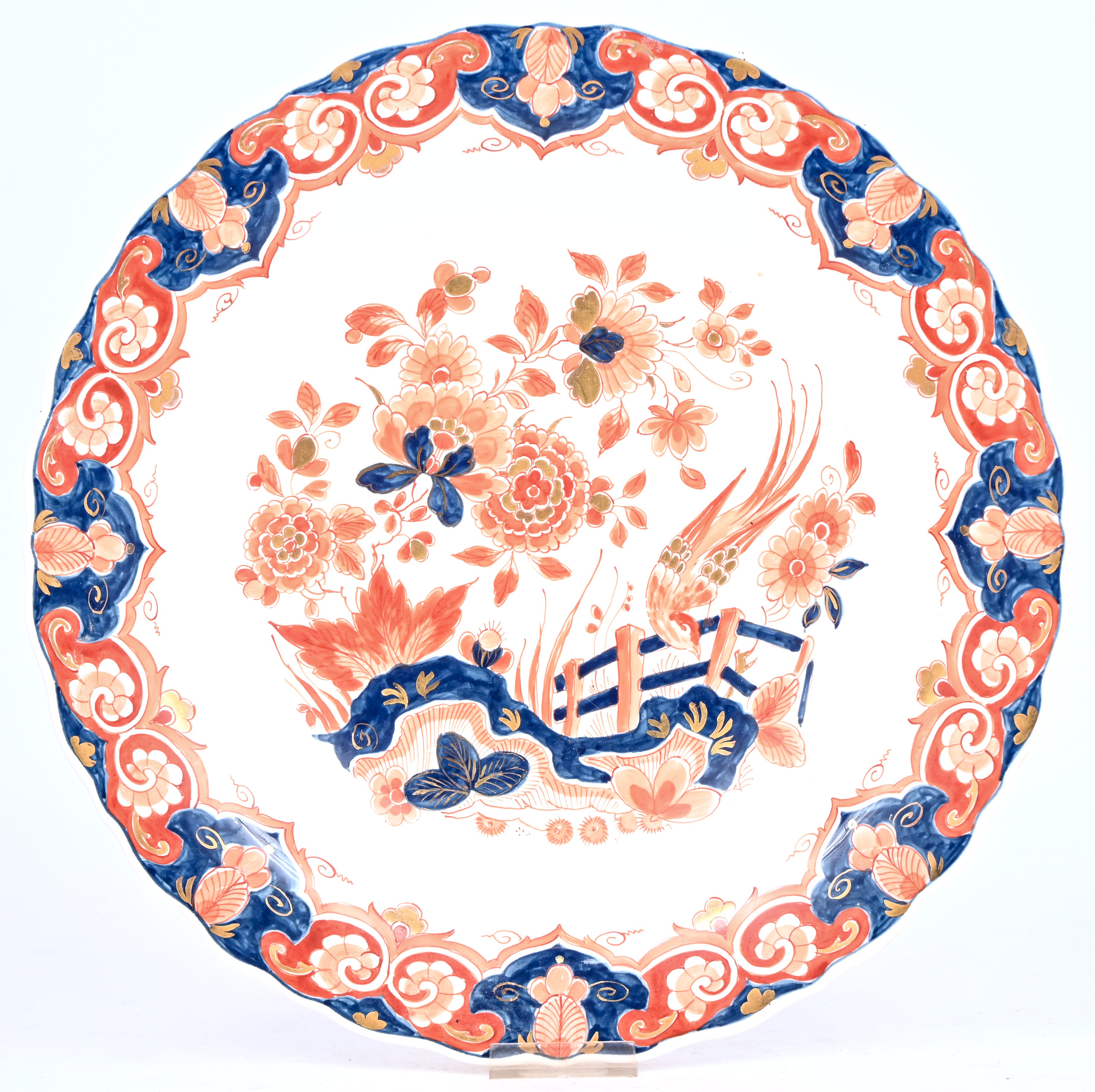 Een Delfts bord in blauw, wit en rood. Gemerkt Porseleinen fles Een Delfts bord in blauw, wit en rood. Gemerkt Porseleinen fles.